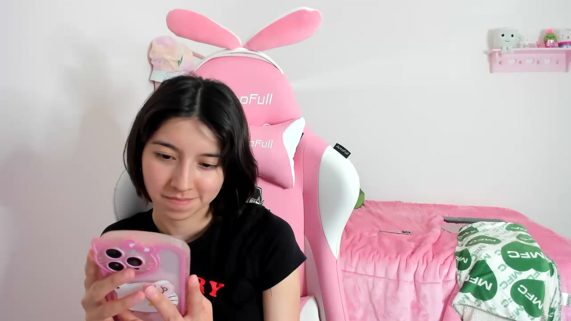 Gallery image thumbnail from Cherrycute666's myfreecams stream on, 12/06/2023, 08:39 image 17 of 20