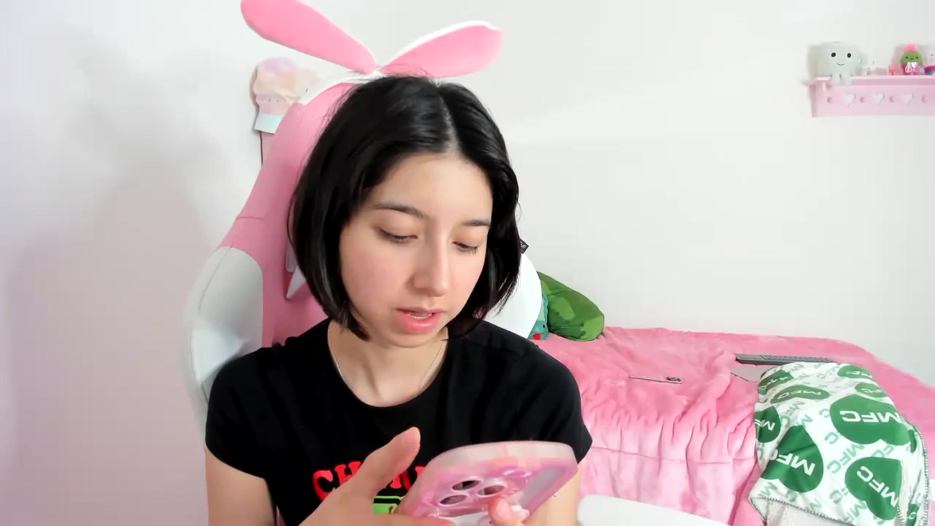 Gallery image thumbnail from Cherrycute666's myfreecams stream on, 12/06/2023, 08:39 image 11 of 20