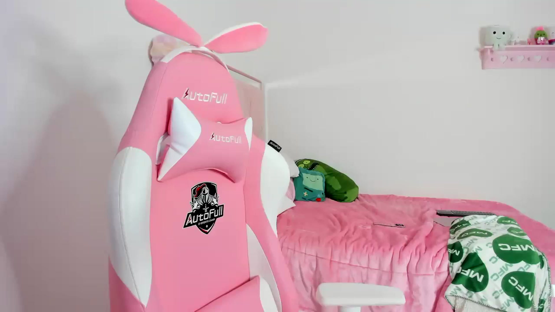 Gallery image thumbnail from Cherrycute666's myfreecams stream on, 12/06/2023, 08:39 image 6 of 20