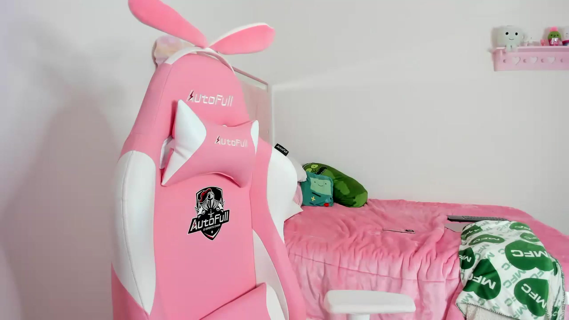 Gallery image thumbnail from Cherrycute666's myfreecams stream on, 12/06/2023, 08:39 image 5 of 20