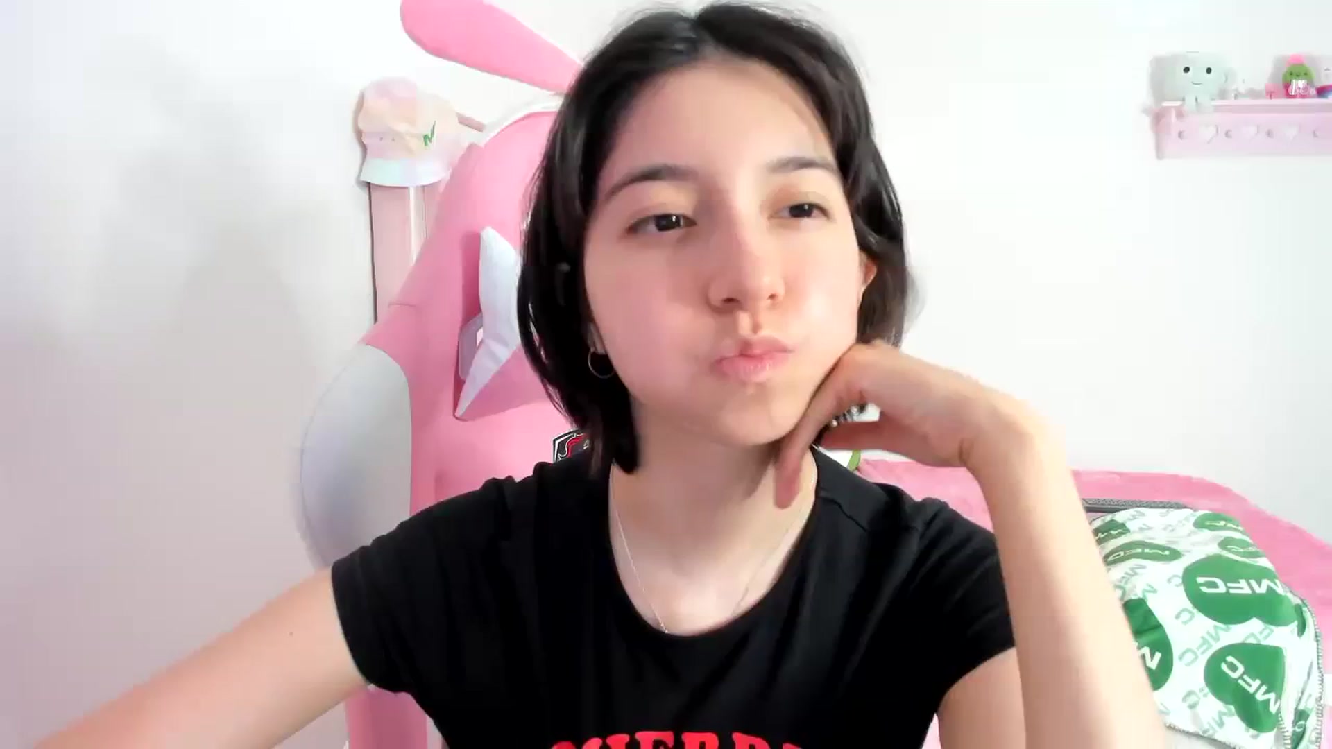 Gallery image thumbnail from Cherrycute666's myfreecams stream on, 12/06/2023, 08:39 image 1 of 20