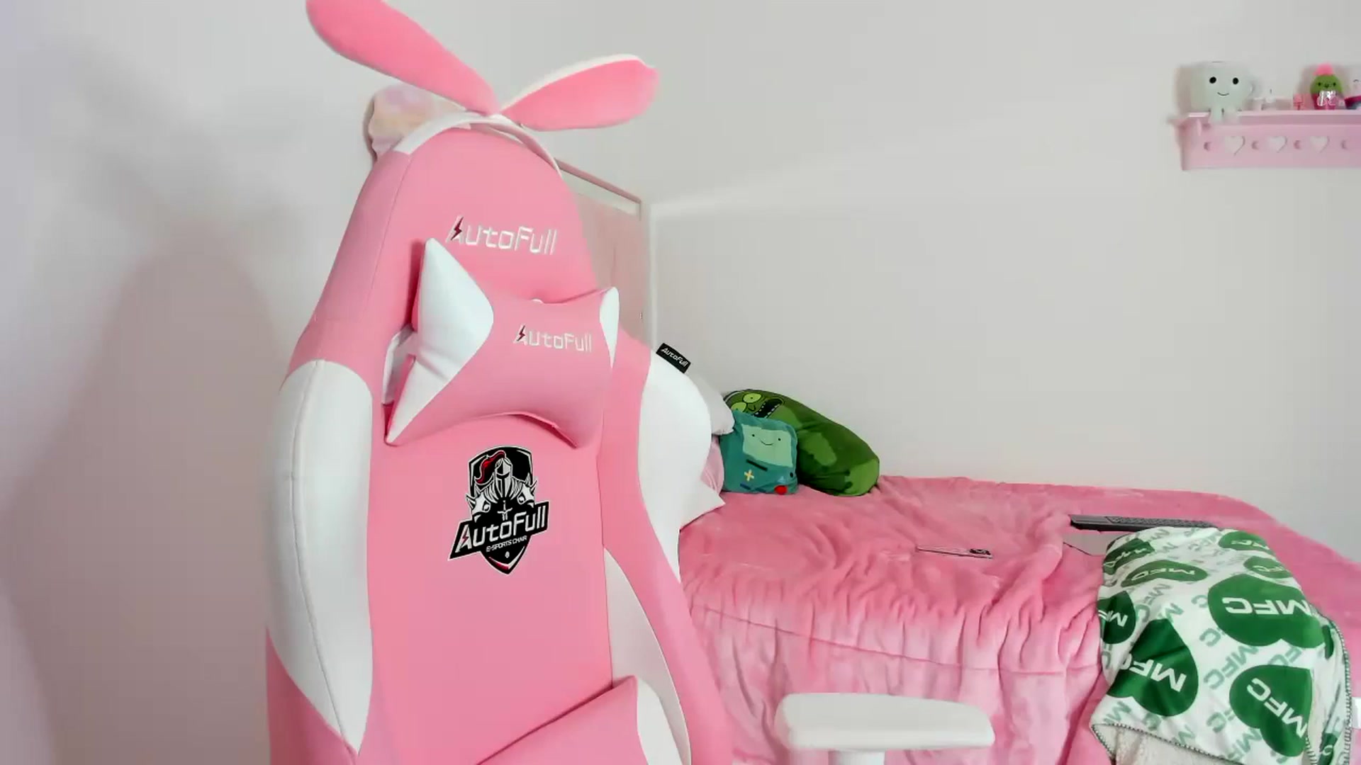 Gallery image thumbnail from Cherrycute666's myfreecams stream on, 12/06/2023, 08:39 image 8 of 20