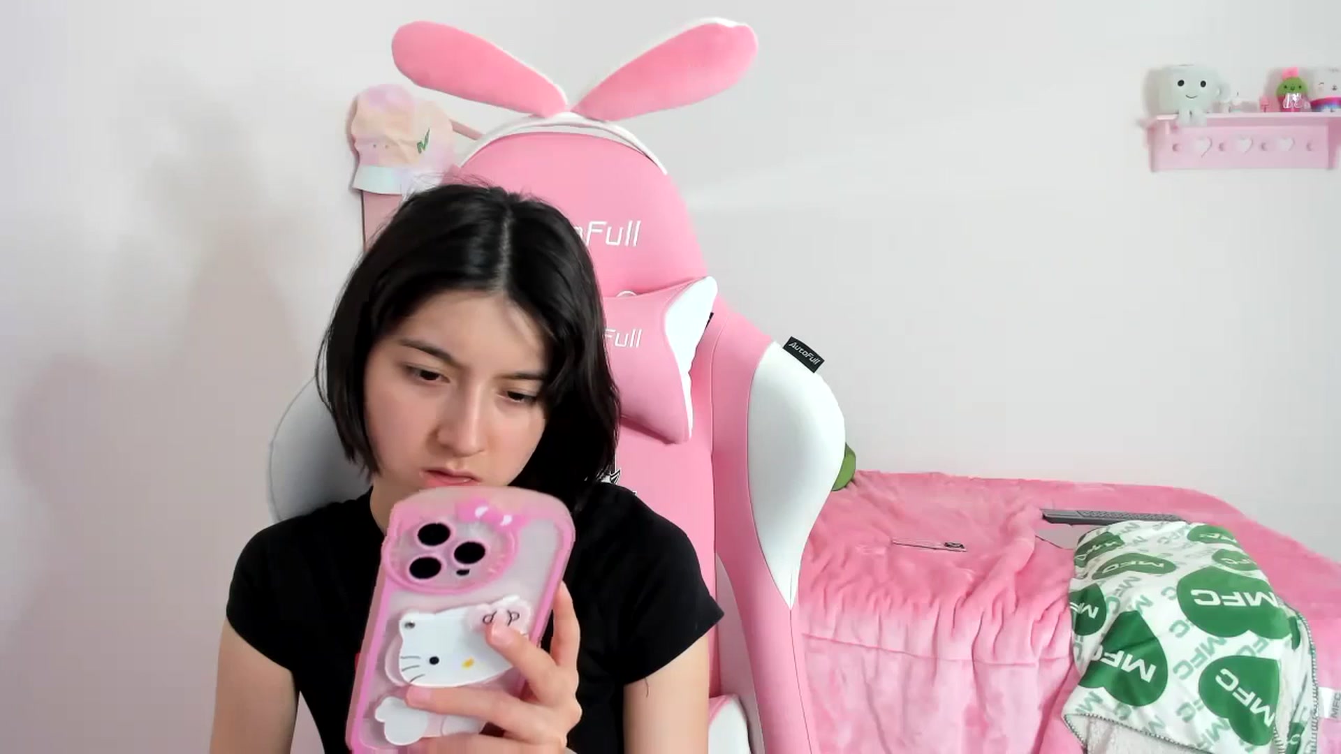 Gallery image thumbnail from Cherrycute666's myfreecams stream on, 12/06/2023, 08:39 image 18 of 20