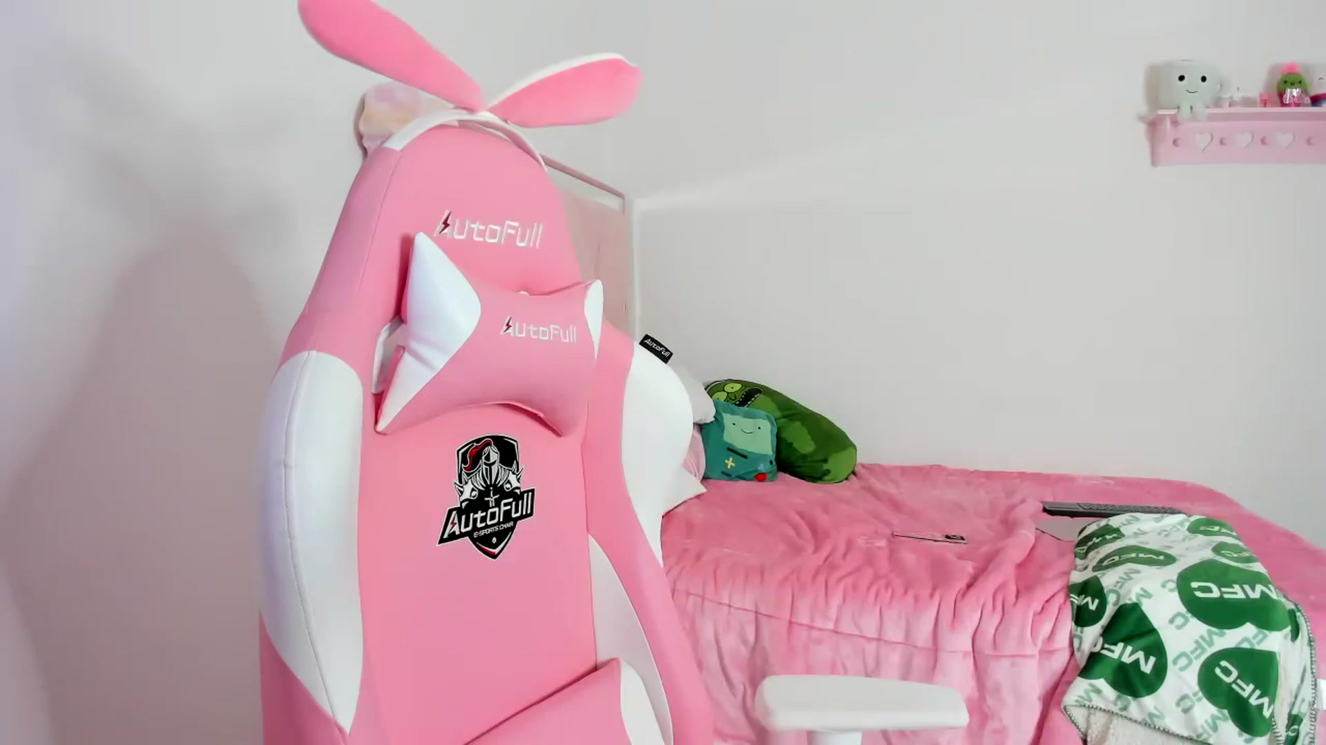 Gallery image thumbnail from Cherrycute666's myfreecams stream on, 12/06/2023, 08:39 image 7 of 20