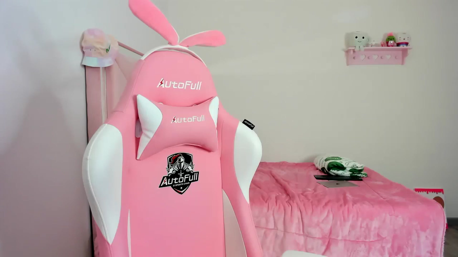 Gallery image thumbnail from Cherrycute666's myfreecams stream on, 12/08/2023, 24:13 image 10 of 20