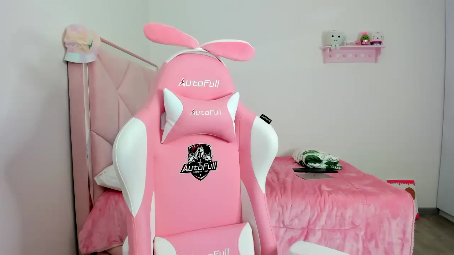 Gallery image thumbnail from Cherrycute666's myfreecams stream on, 12/08/2023, 24:13 image 3 of 20