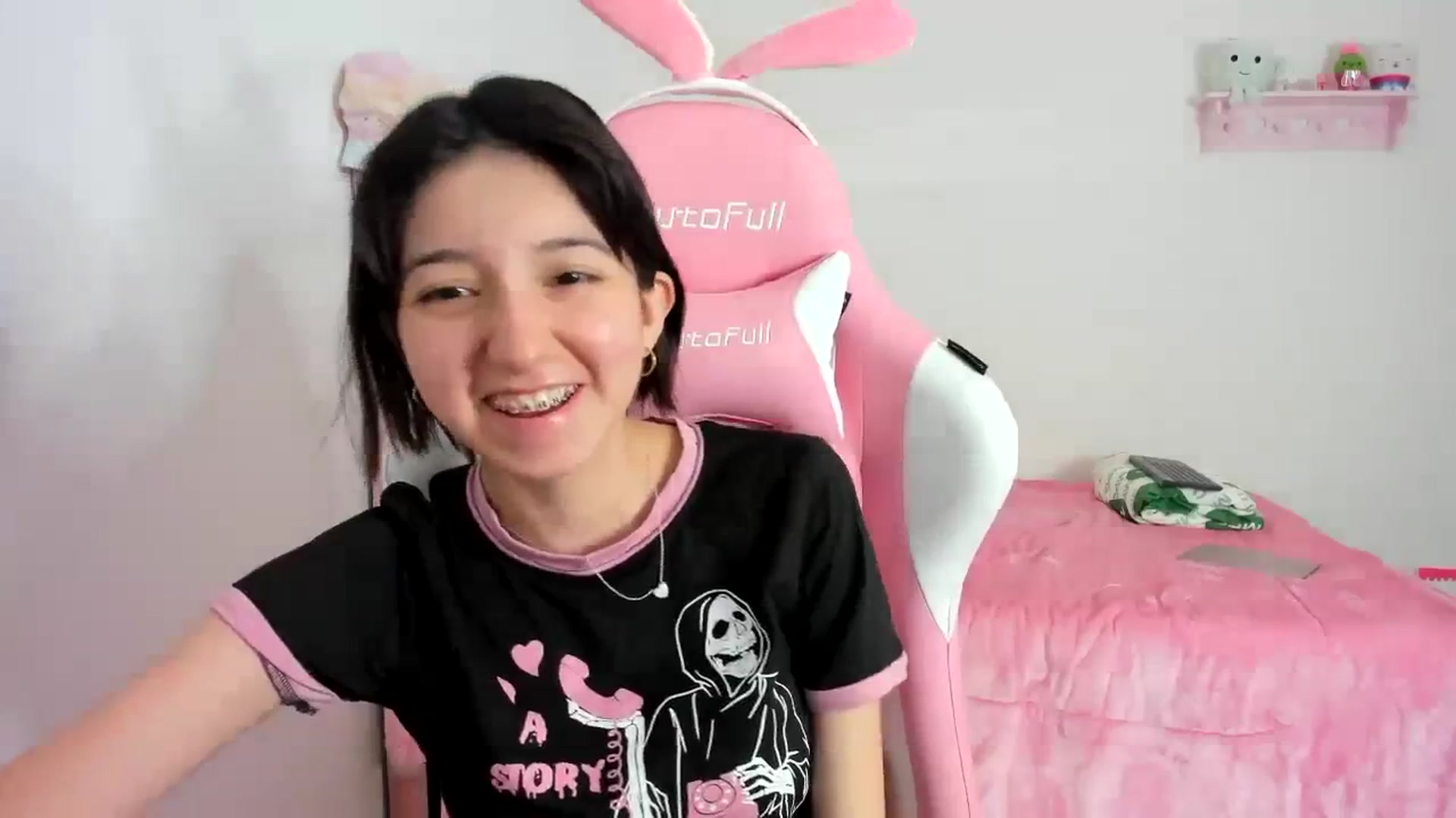Gallery image thumbnail from Cherrycute666's myfreecams stream on, 12/08/2023, 24:52 image 18 of 20
