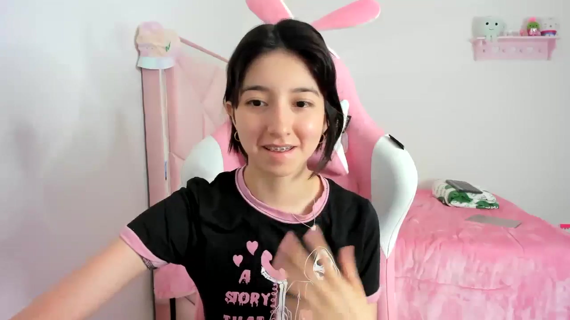 Gallery image thumbnail from Cherrycute666's myfreecams stream on, 12/08/2023, 24:52 image 15 of 20
