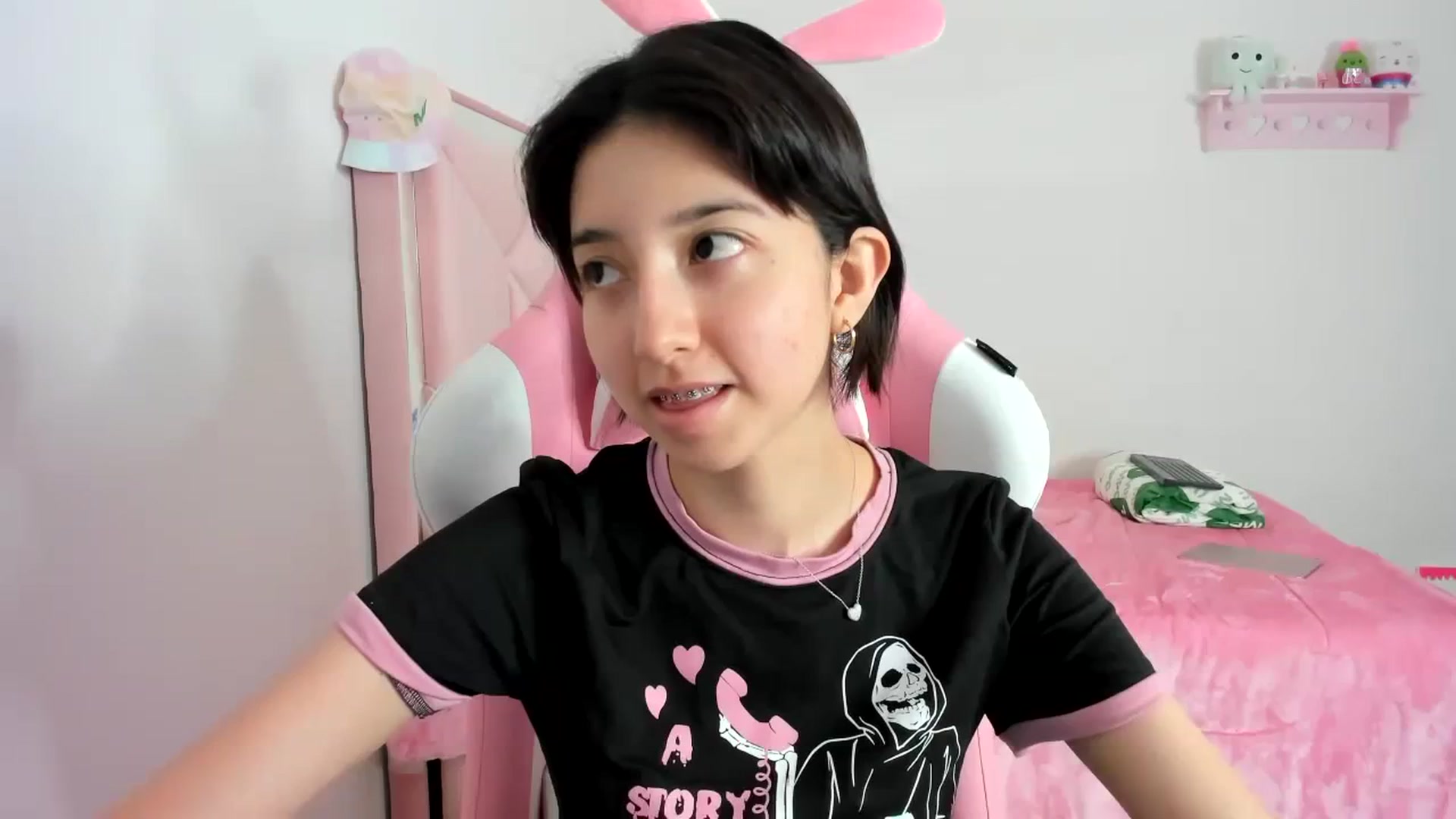 Gallery image thumbnail from Cherrycute666's myfreecams stream on, 12/08/2023, 24:52 image 17 of 20