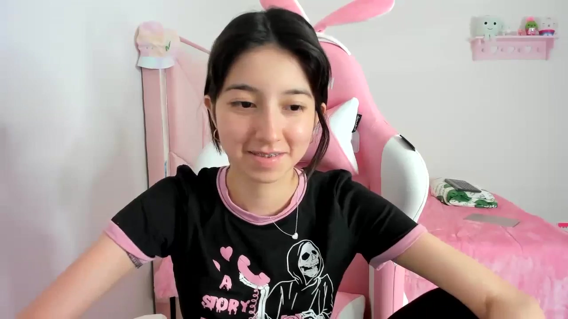 Gallery image thumbnail from Cherrycute666's myfreecams stream on, 12/08/2023, 24:52 image 12 of 20