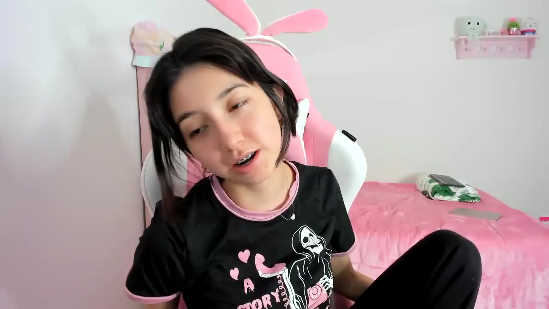 Gallery image thumbnail from Cherrycute666's myfreecams stream on, 12/08/2023, 24:52 image 13 of 20