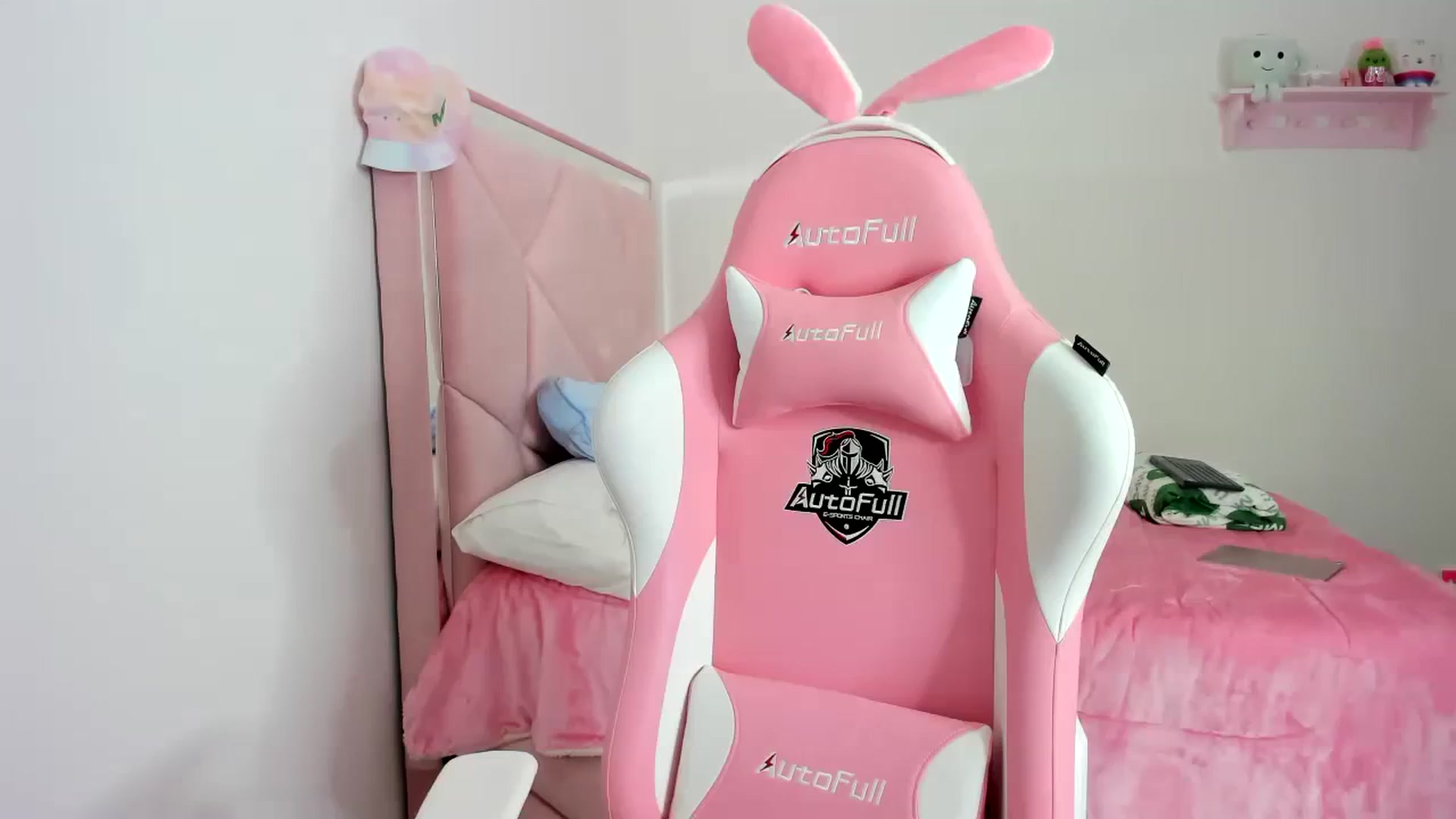 Gallery image thumbnail from Cherrycute666's myfreecams stream on, 12/08/2023, 03:20 image 15 of 20