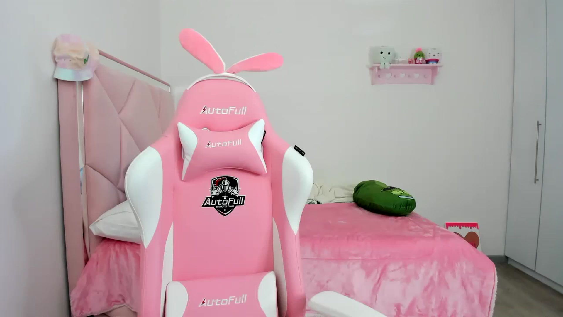 Gallery image thumbnail from Cherrycute666's myfreecams stream on, 12/08/2023, 23:04 image 1 of 20
