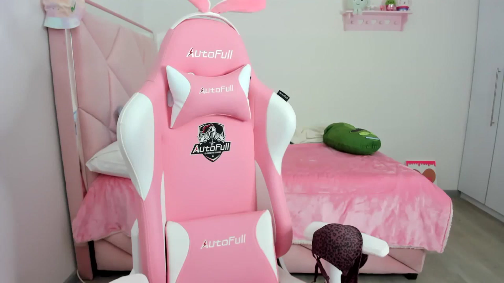 Gallery image thumbnail from Cherrycute666's myfreecams stream on, 12/08/2023, 23:04 image 17 of 20