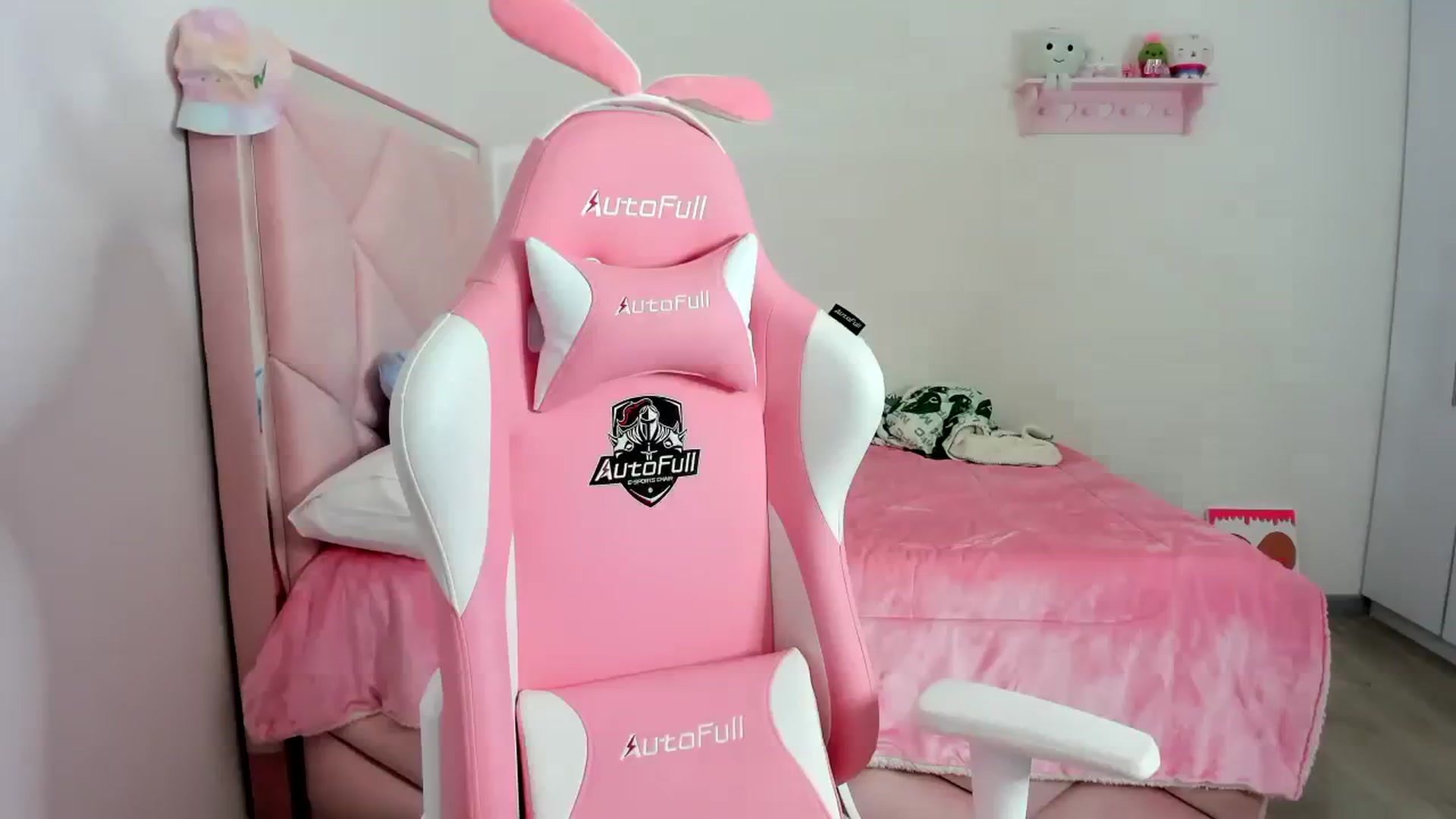 Gallery image thumbnail from Cherrycute666's myfreecams stream on, 12/09/2023, 01:33 image 10 of 20