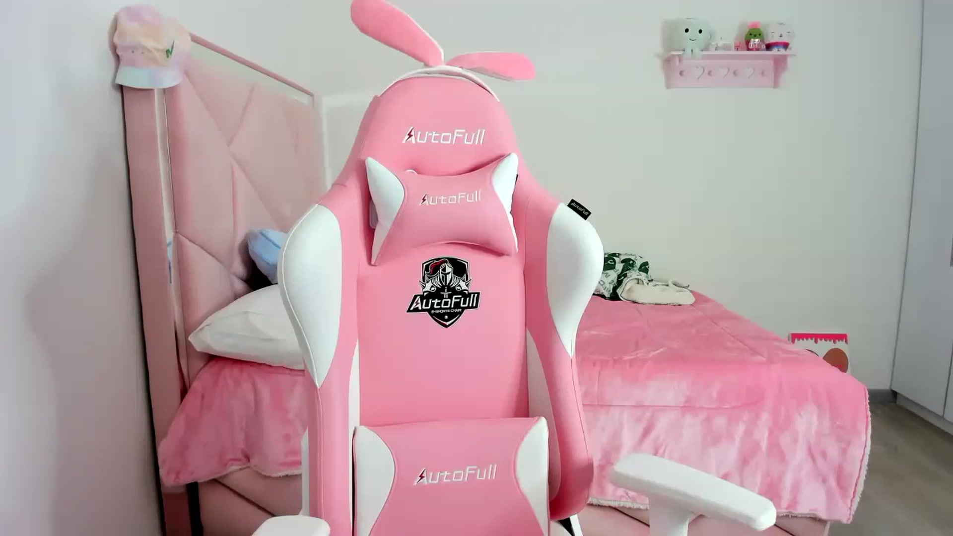 Gallery image thumbnail from Cherrycute666's myfreecams stream on, 12/09/2023, 01:33 image 8 of 20