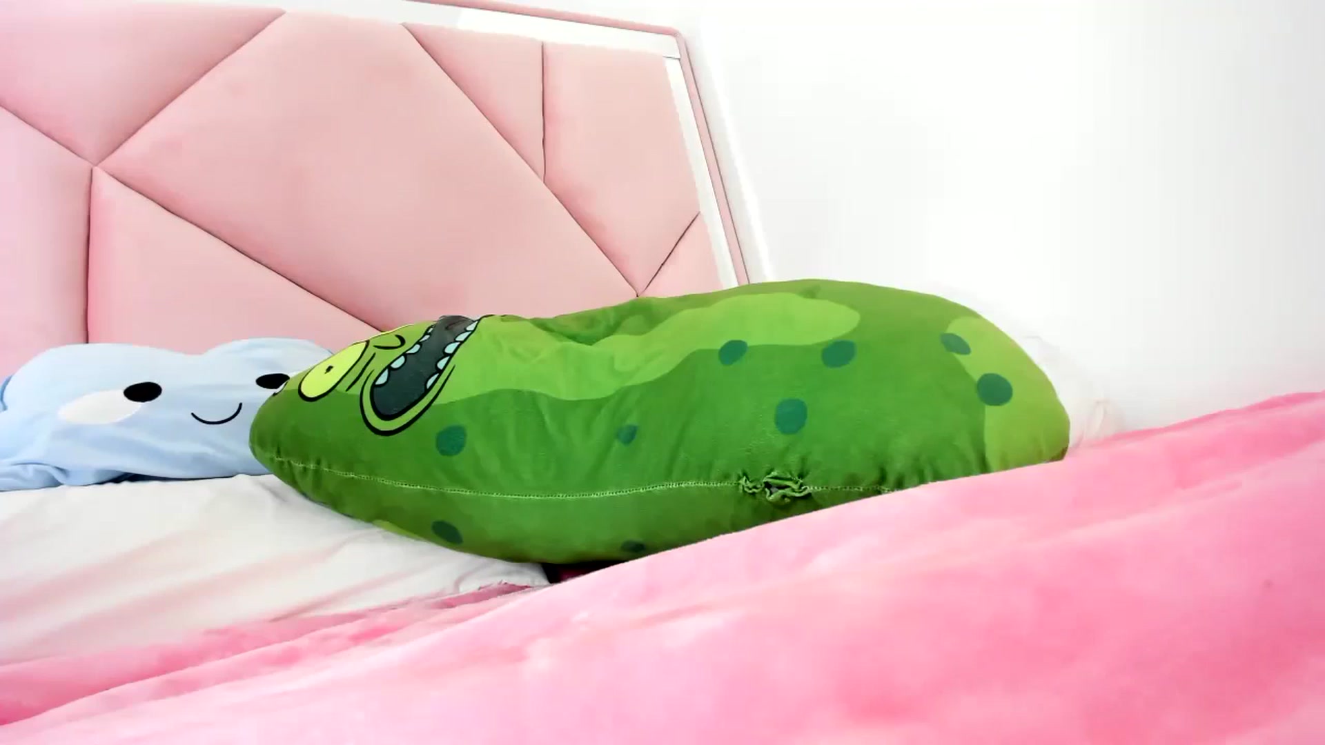 Gallery image thumbnail from Cherrycute666's myfreecams stream on, 12/09/2023, 04:21 image 13 of 20