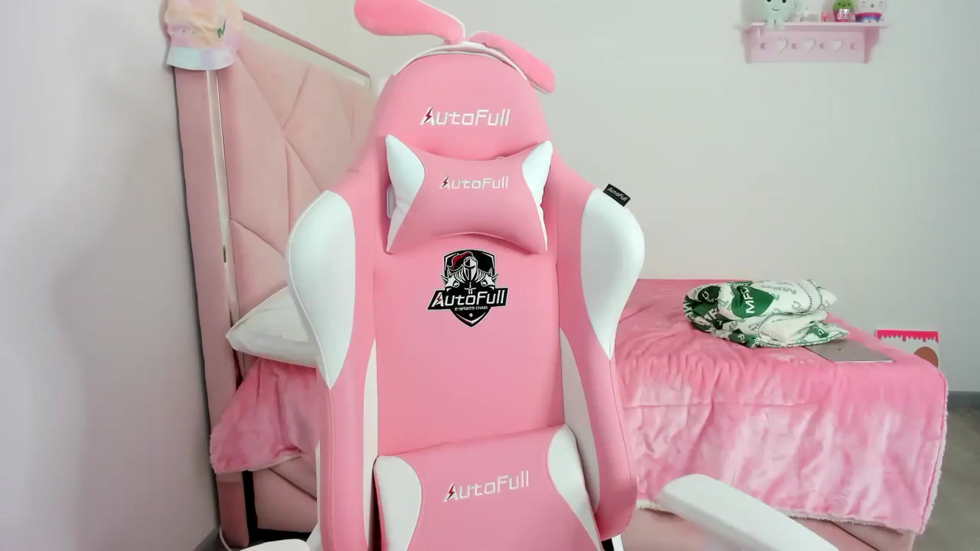 Gallery image thumbnail from Cherrycute666's myfreecams stream on, 12/09/2023, 16:29 image 14 of 20
