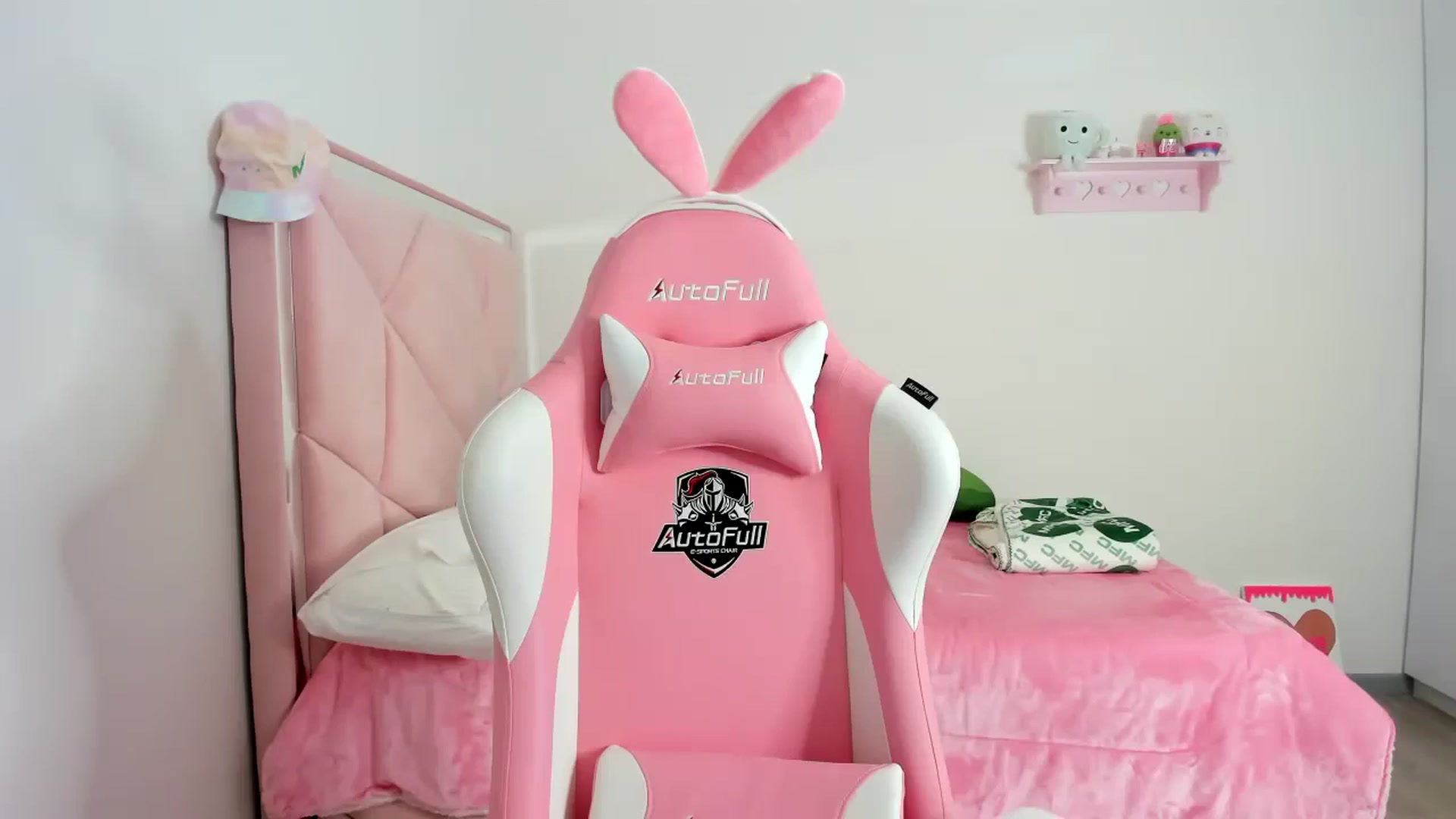 Gallery image thumbnail from Cherrycute666's myfreecams stream on, 12/10/2023, 02:19 image 19 of 20