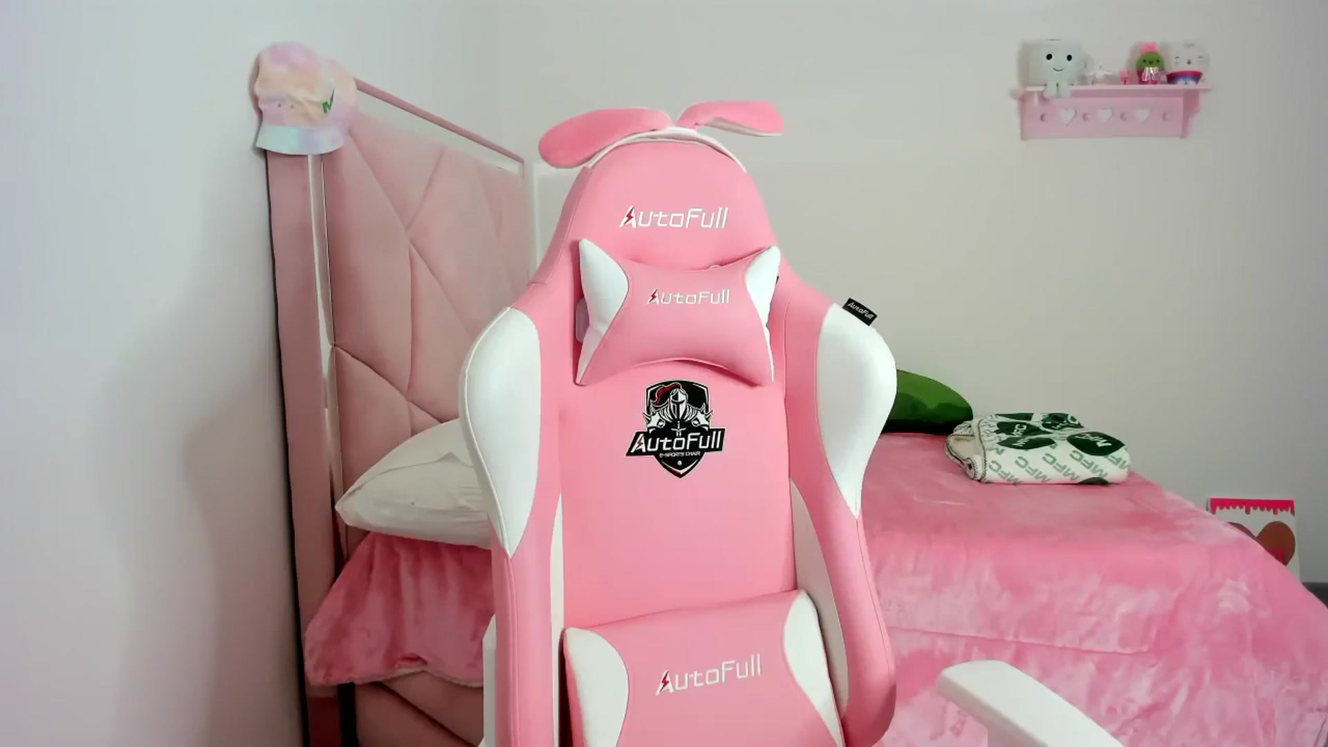 Gallery image thumbnail from Cherrycute666's myfreecams stream on, 12/10/2023, 02:19 image 3 of 20