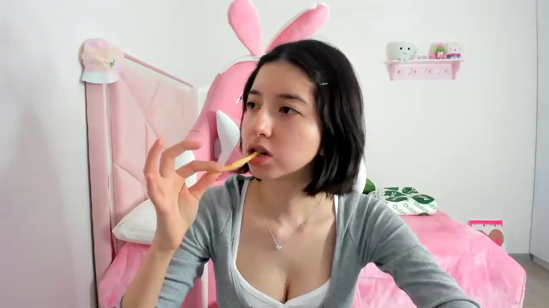Gallery image thumbnail from Cherrycute666's myfreecams stream on, 12/10/2023, 02:19 image 18 of 20