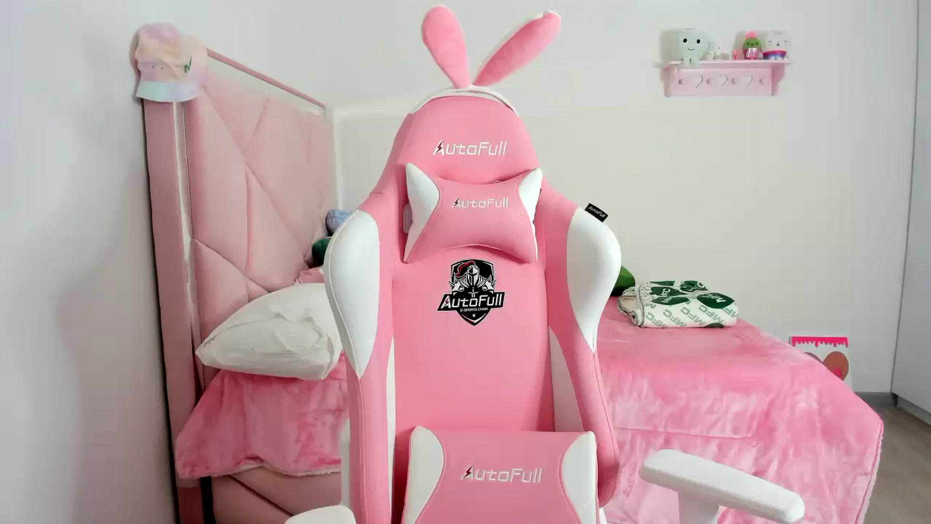 Gallery image thumbnail from Cherrycute666's myfreecams stream on, 12/10/2023, 02:19 image 17 of 20