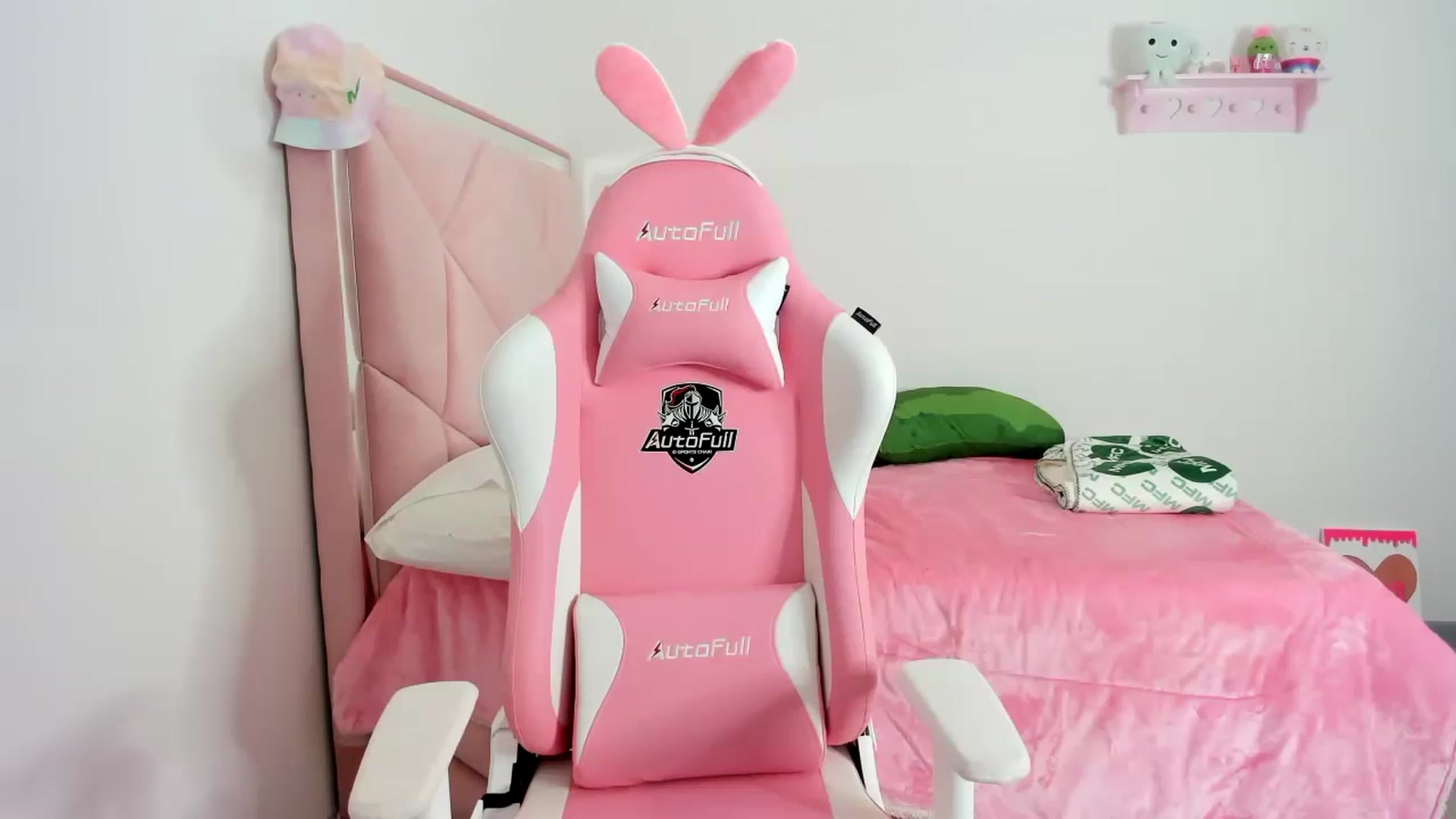 Gallery image thumbnail from Cherrycute666's myfreecams stream on, 12/10/2023, 02:19 image 9 of 20
