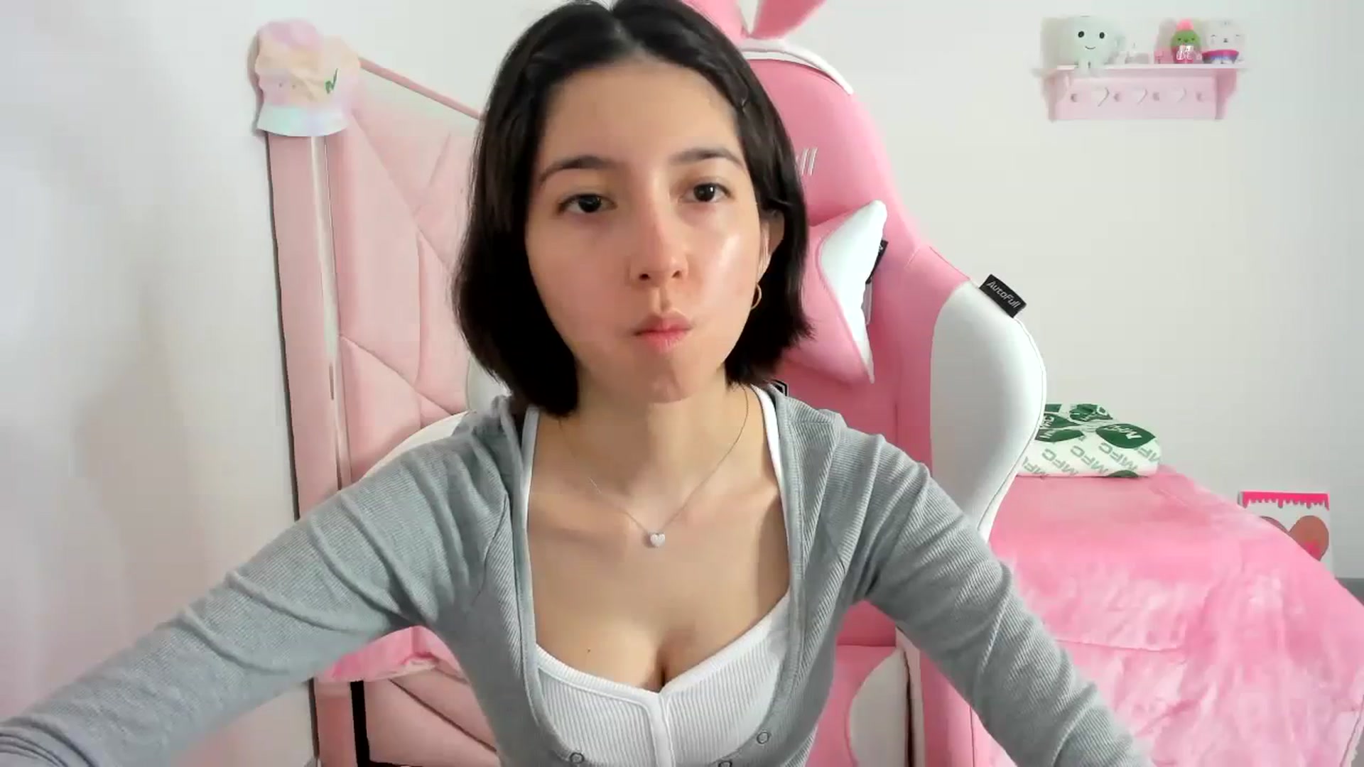 Gallery image thumbnail from Cherrycute666's myfreecams stream on, 12/10/2023, 02:19 image 10 of 20