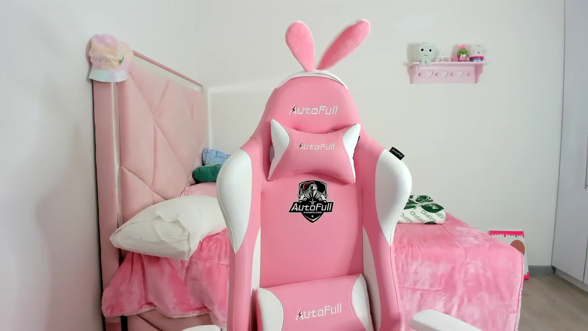 Gallery image thumbnail from Cherrycute666's myfreecams stream on, 12/10/2023, 06:37 image 7 of 20