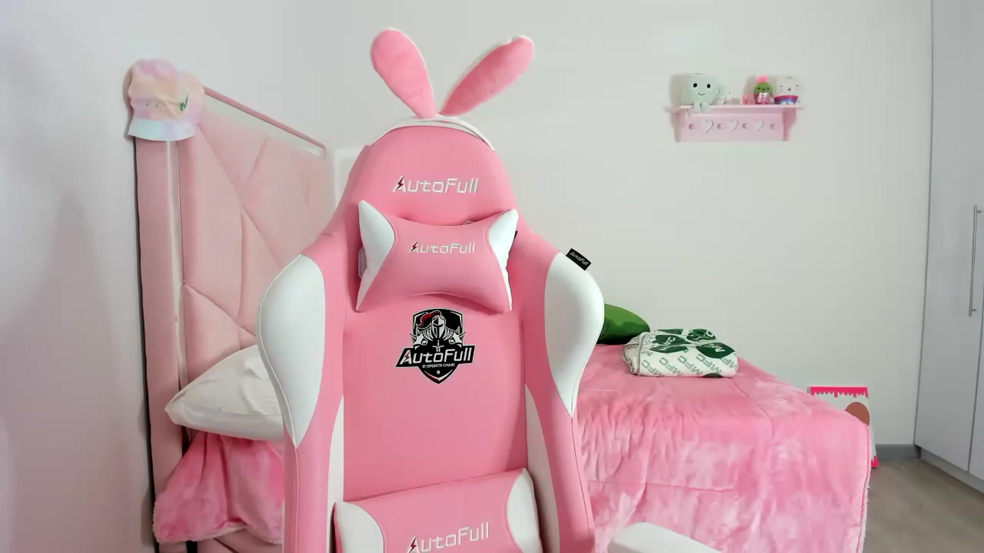 Gallery image thumbnail from Cherrycute666's myfreecams stream on, 12/10/2023, 06:37 image 5 of 20