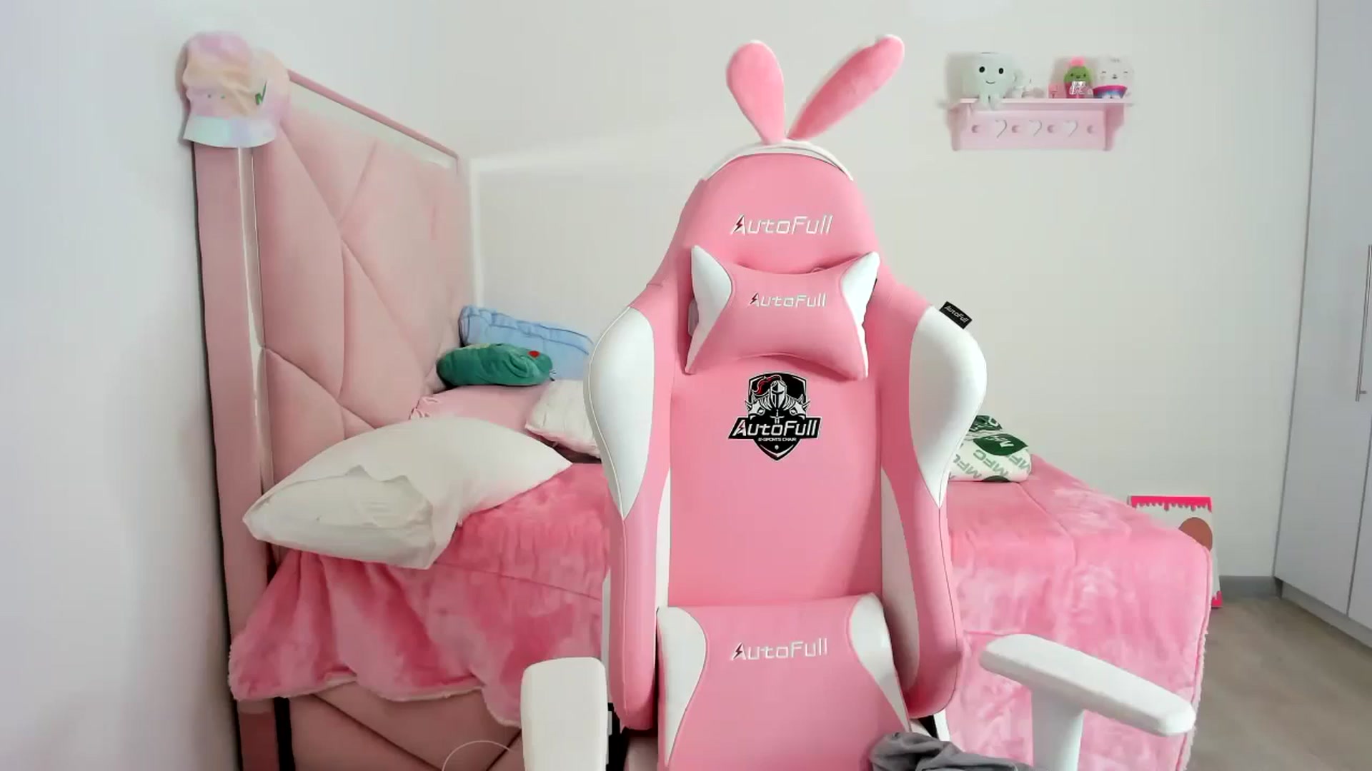 Gallery image thumbnail from Cherrycute666's myfreecams stream on, 12/10/2023, 06:37 image 9 of 20