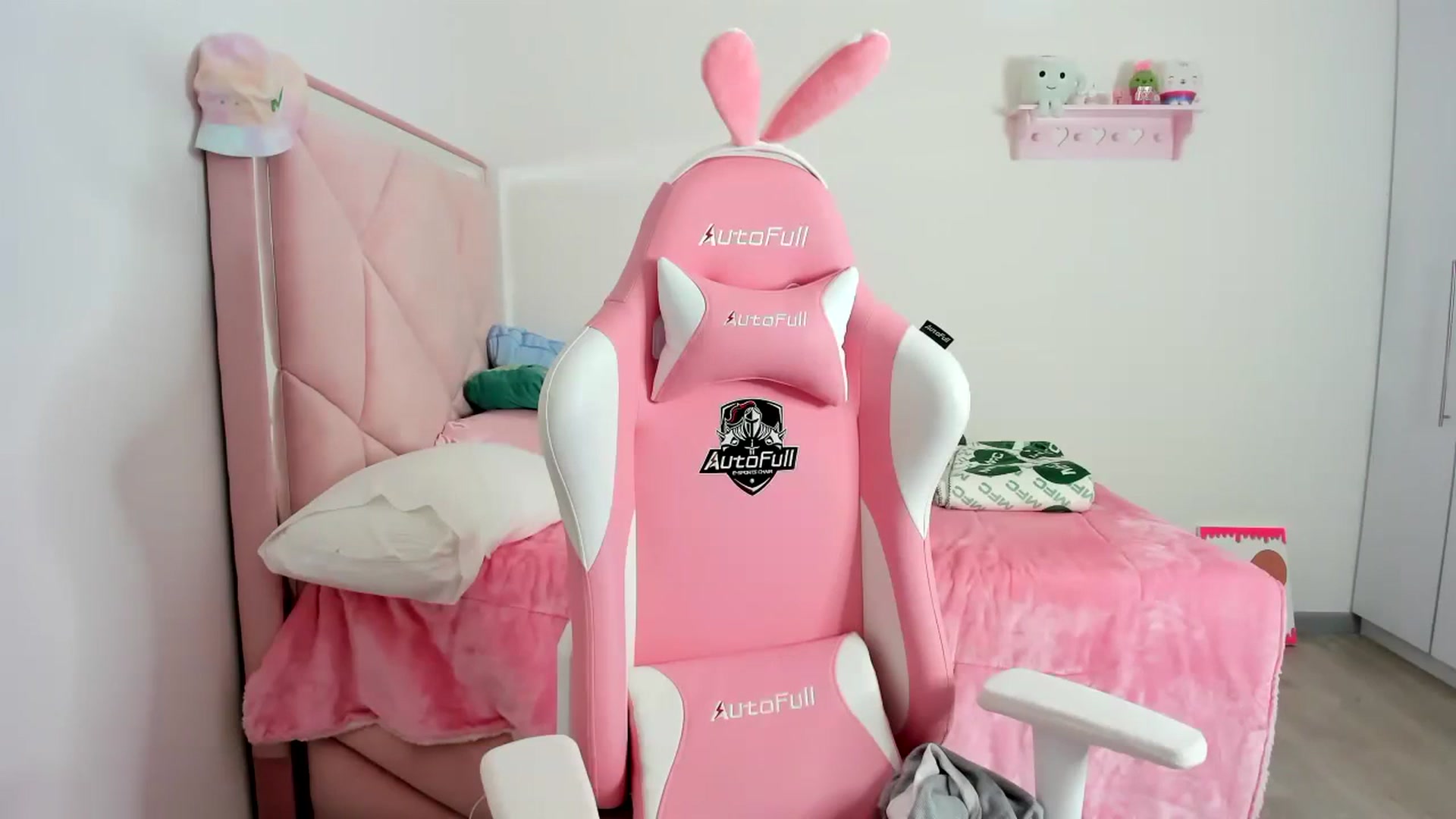 Gallery image thumbnail from Cherrycute666's myfreecams stream on, 12/10/2023, 06:37 image 10 of 20