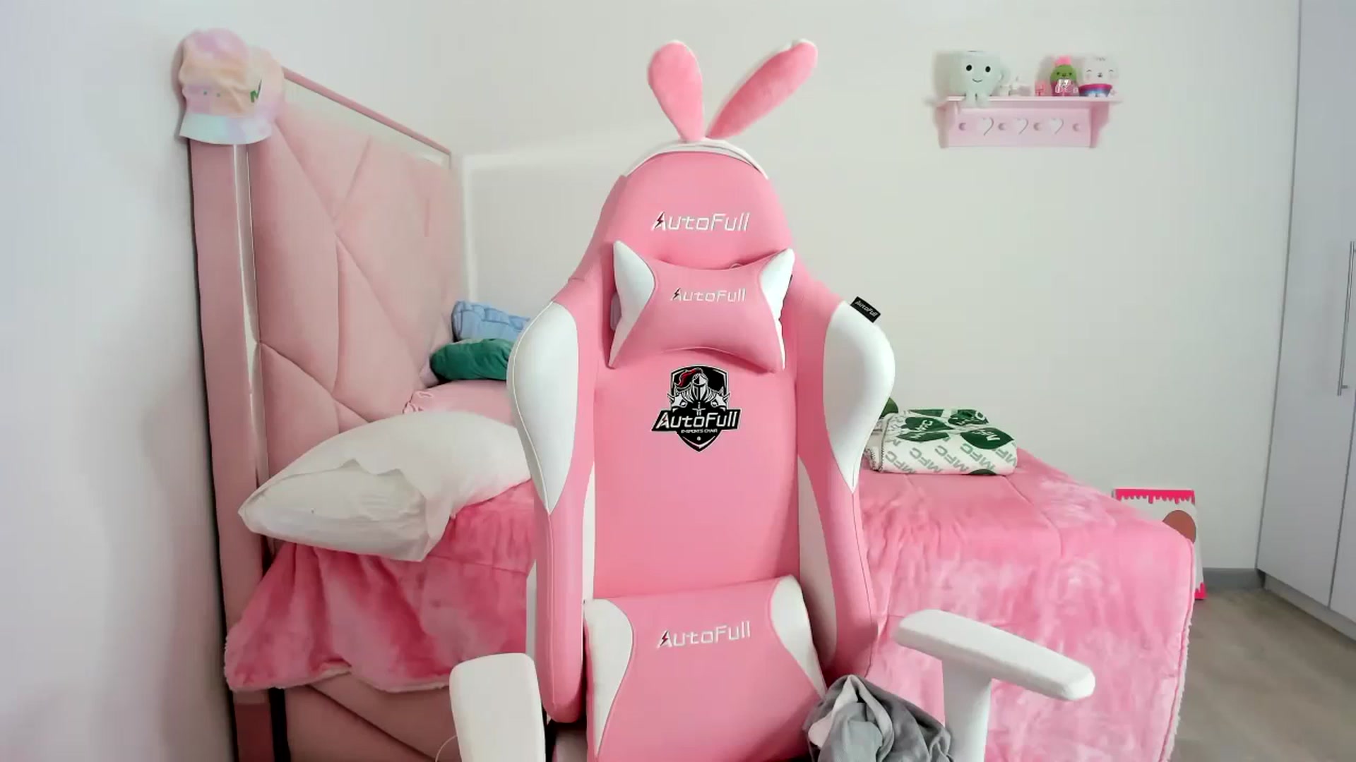 Gallery image thumbnail from Cherrycute666's myfreecams stream on, 12/10/2023, 06:37 image 11 of 20