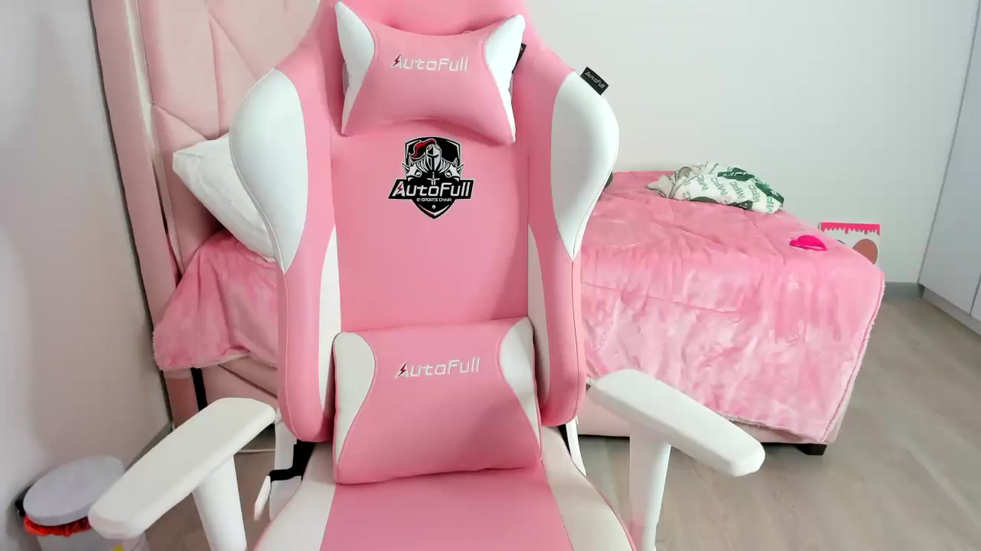 Gallery image thumbnail from Cherrycute666's myfreecams stream on, 12/10/2023, 08:04 image 5 of 20