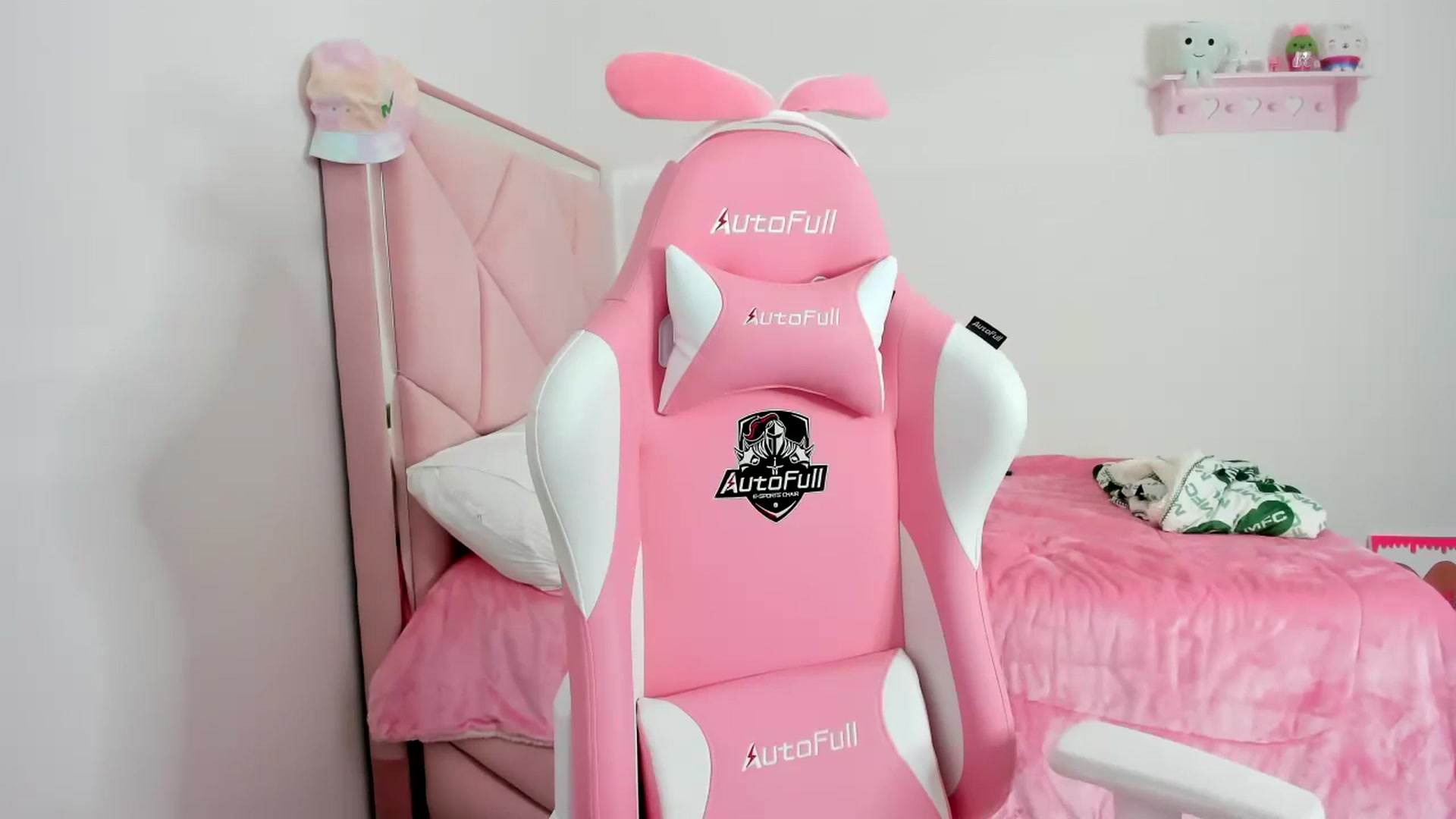 Gallery image thumbnail from Cherrycute666's myfreecams stream on, 12/10/2023, 23:37 image 10 of 20