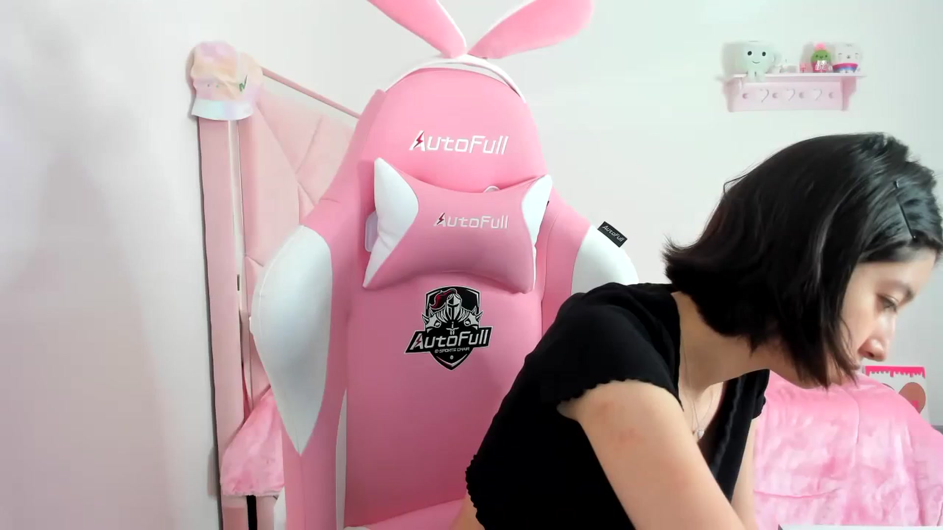 Gallery image thumbnail from Cherrycute666's myfreecams stream on, 12/10/2023, 23:50 image 6 of 20