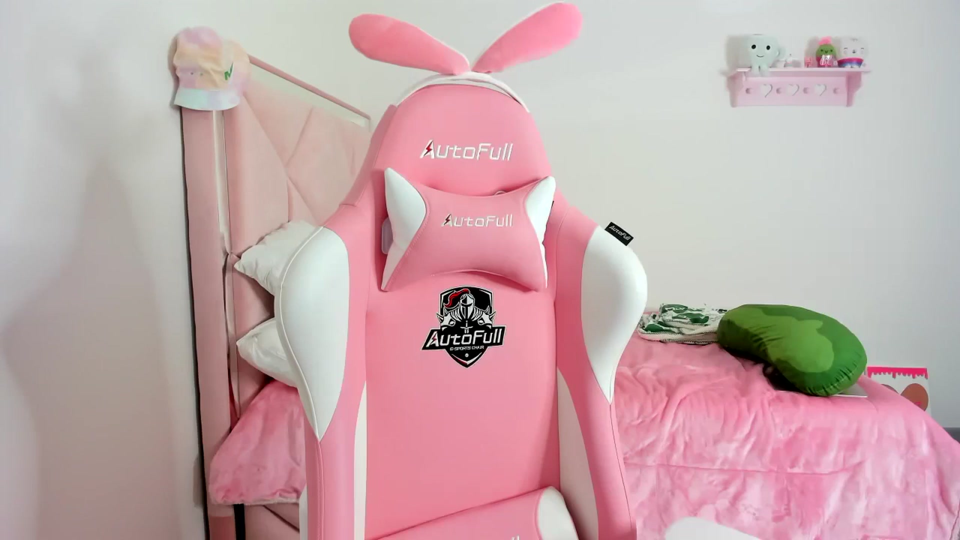 Gallery image thumbnail from Cherrycute666's myfreecams stream on, 12/11/2023, 09:44 image 6 of 20
