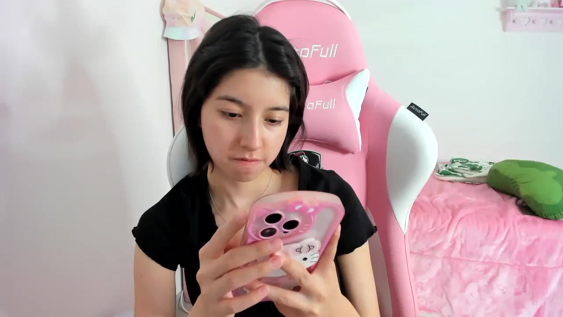 Gallery image thumbnail from Cherrycute666's myfreecams stream on, 12/11/2023, 09:44 image 18 of 20