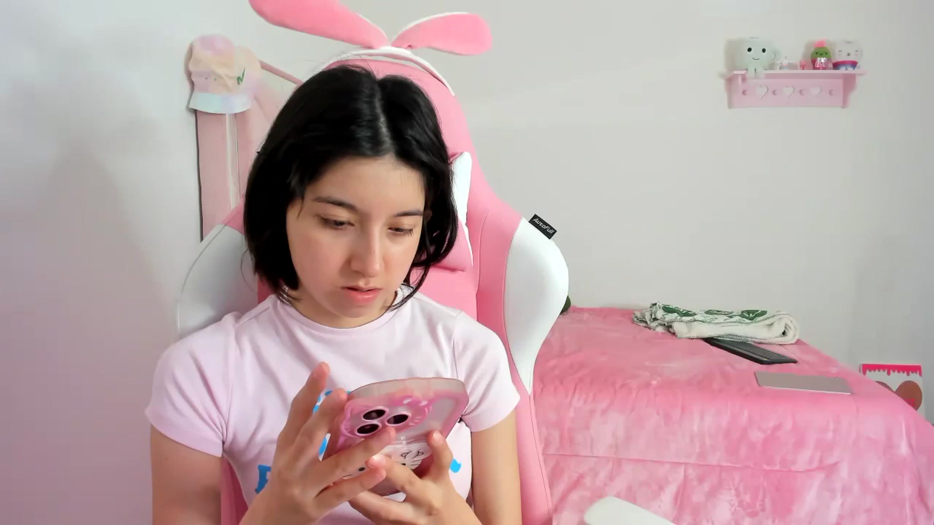 Gallery image thumbnail from Cherrycute666's myfreecams stream on, 12/12/2023, 24:03 image 18 of 20