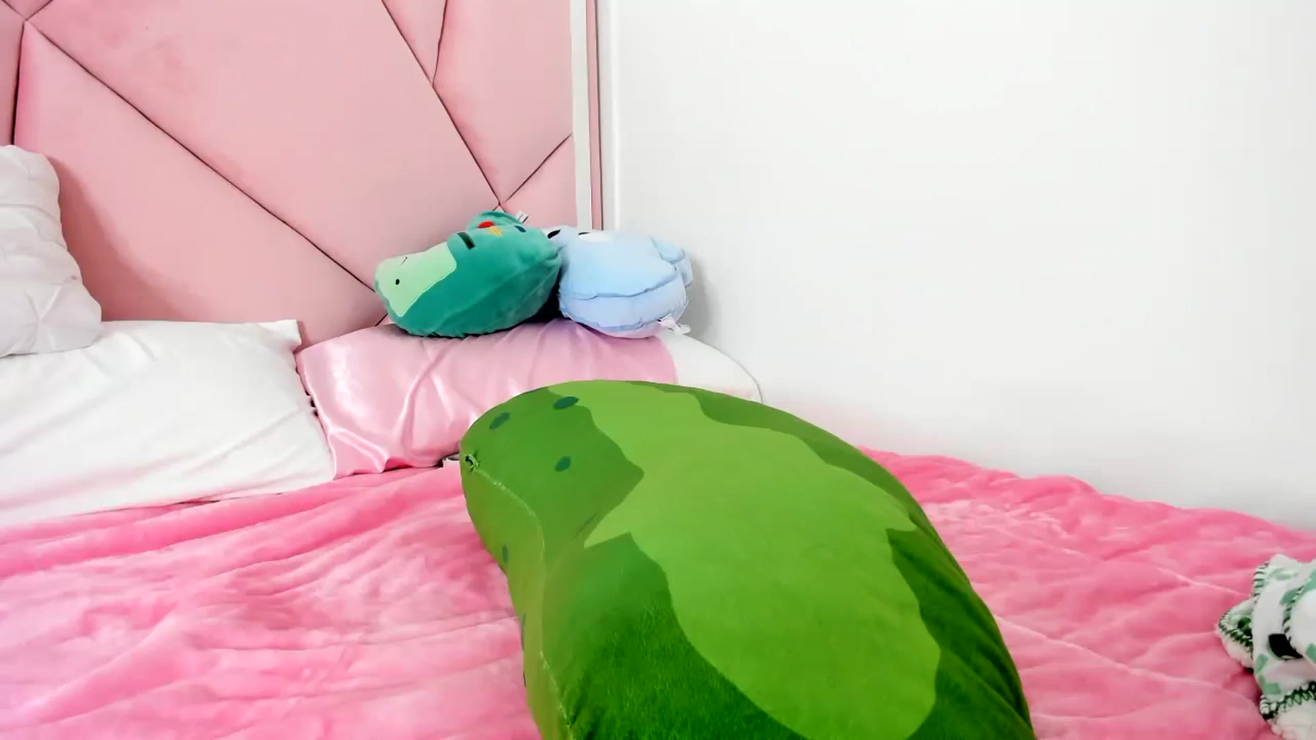 Gallery image thumbnail from Cherrycute666's myfreecams stream on, 12/12/2023, 24:03 image 6 of 20