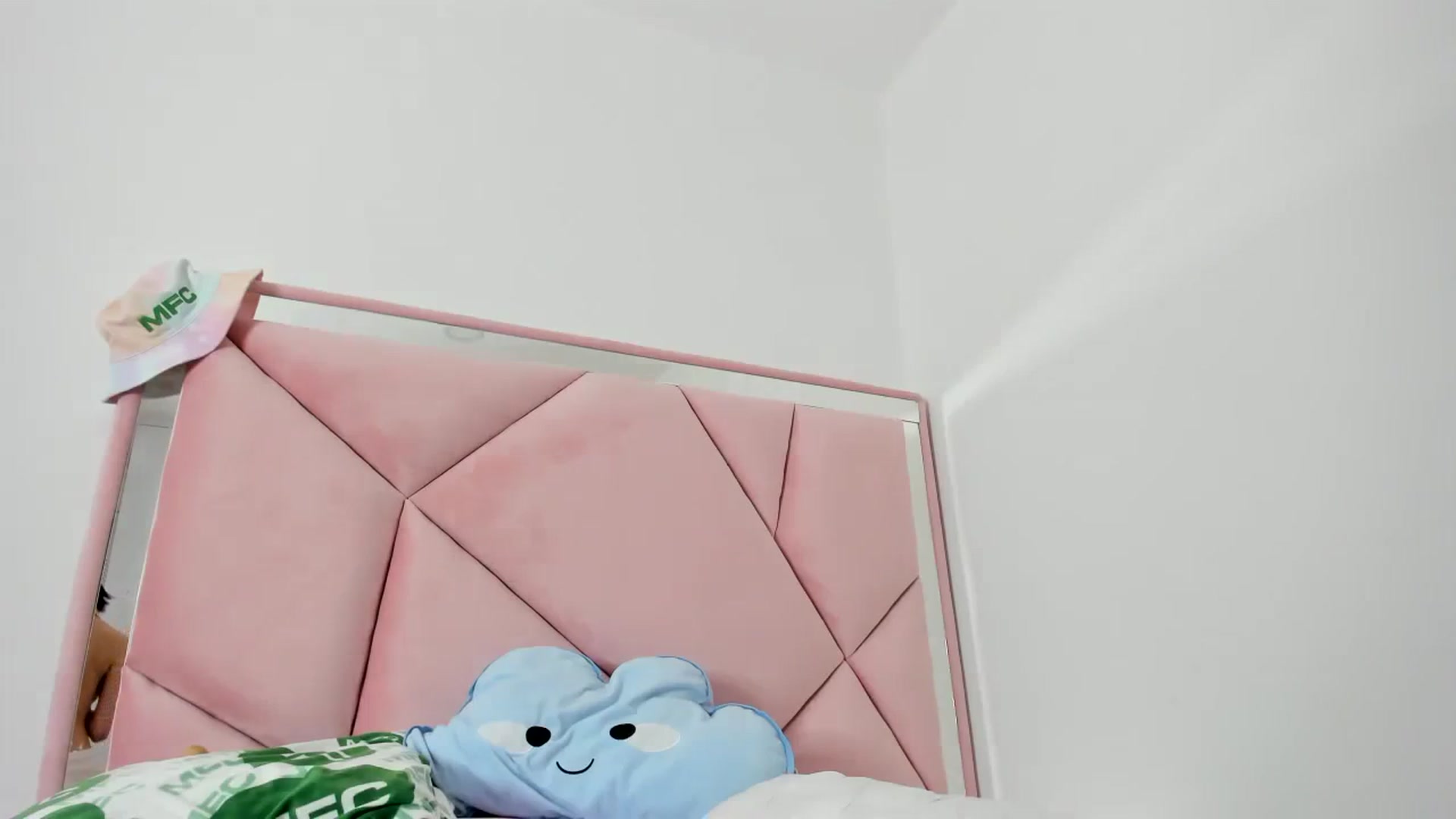 Gallery image thumbnail from Cherrycute666's myfreecams stream on, 12/12/2023, 10:38 image 14 of 20