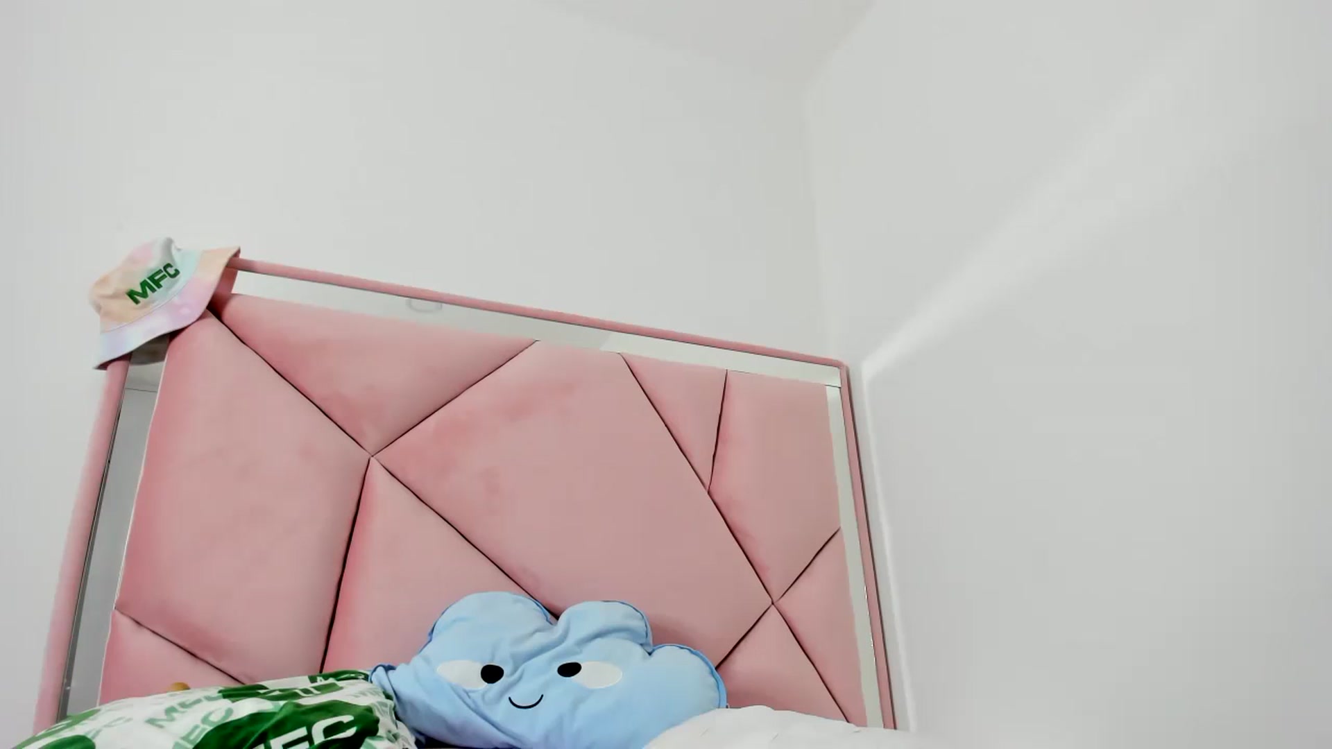 Gallery image thumbnail from Cherrycute666's myfreecams stream on, 12/12/2023, 10:38 image 15 of 20
