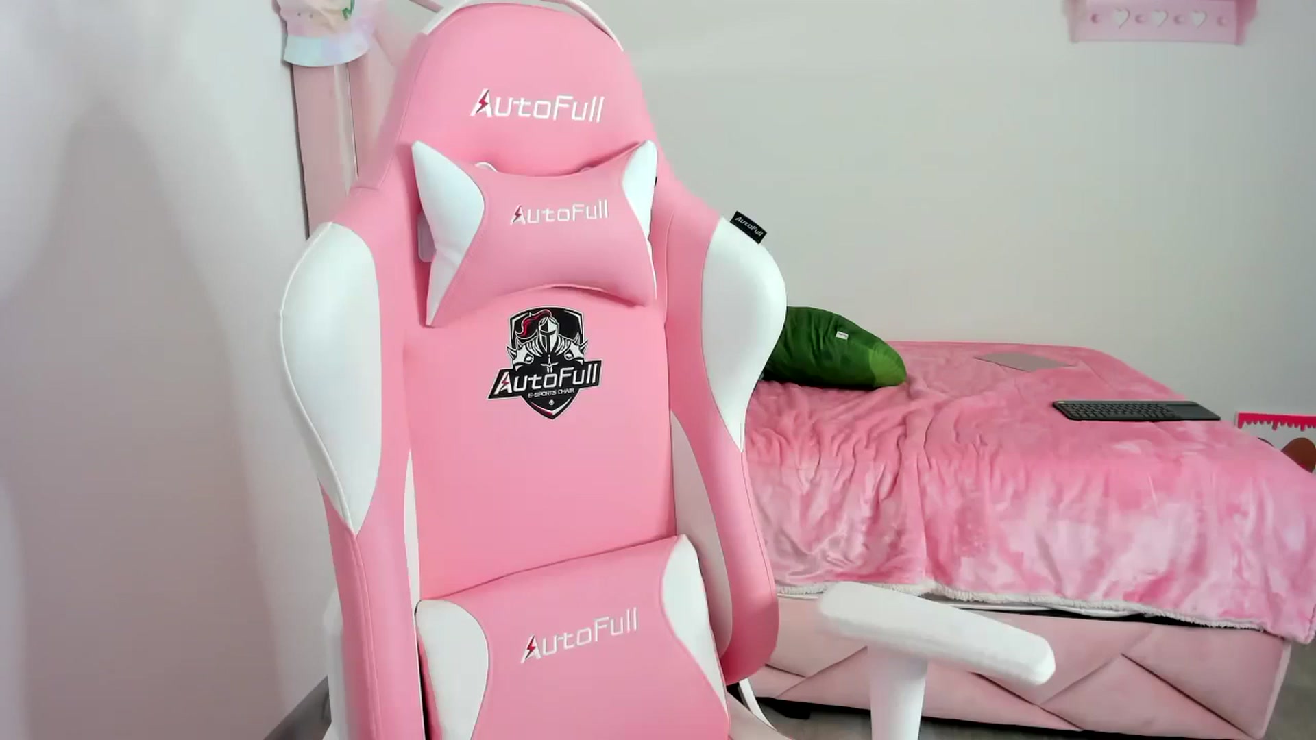 Gallery image thumbnail from Cherrycute666's myfreecams stream on, 12/13/2023, 09:21 image 16 of 20