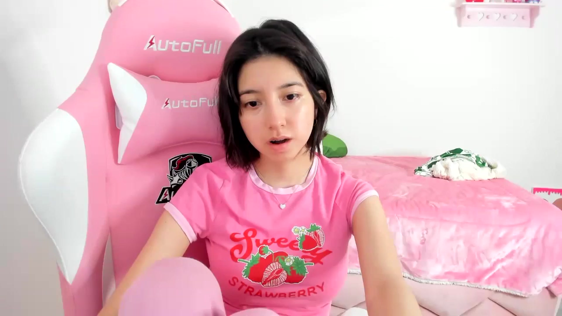 Gallery image thumbnail from Cherrycute666's myfreecams stream on, 12/14/2023, 24:28 image 11 of 20