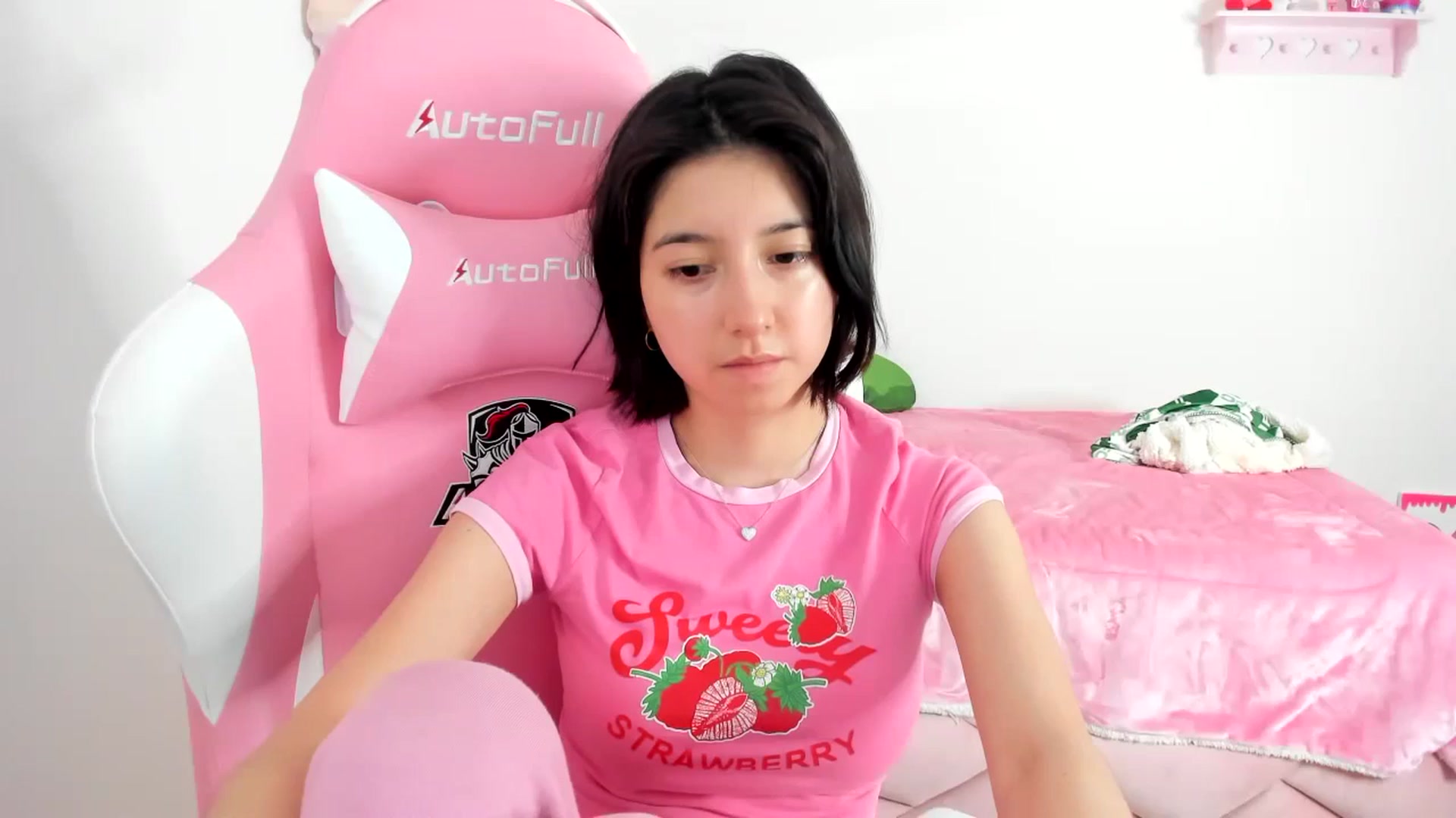 Gallery image thumbnail from Cherrycute666's myfreecams stream on, 12/14/2023, 24:28 image 12 of 20