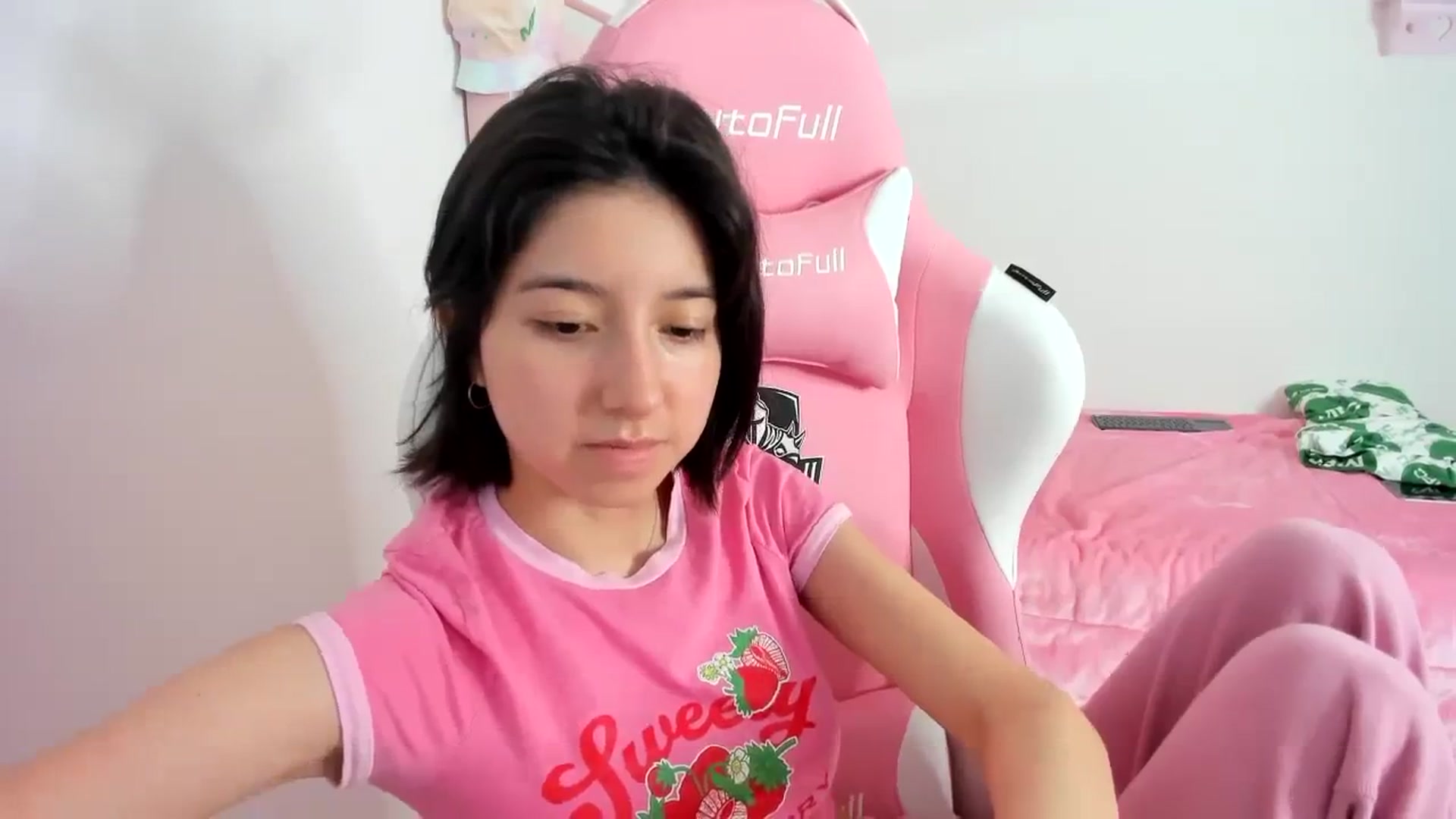 Gallery image thumbnail from Cherrycute666's myfreecams stream on, 12/14/2023, 07:11 image 18 of 20