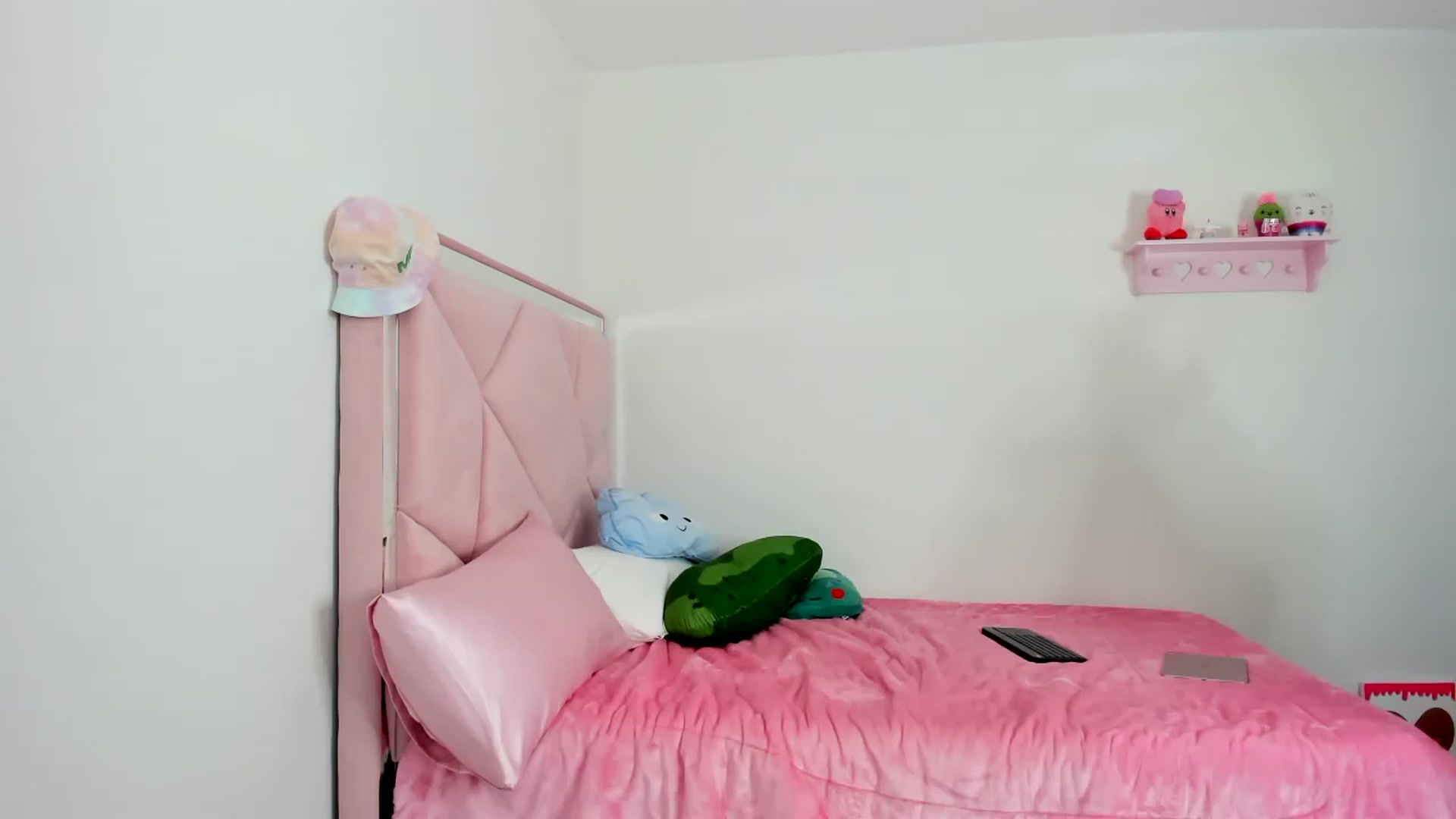 Gallery image thumbnail from Cherrycute666's myfreecams stream on, 12/15/2023, 21:43 image 3 of 20