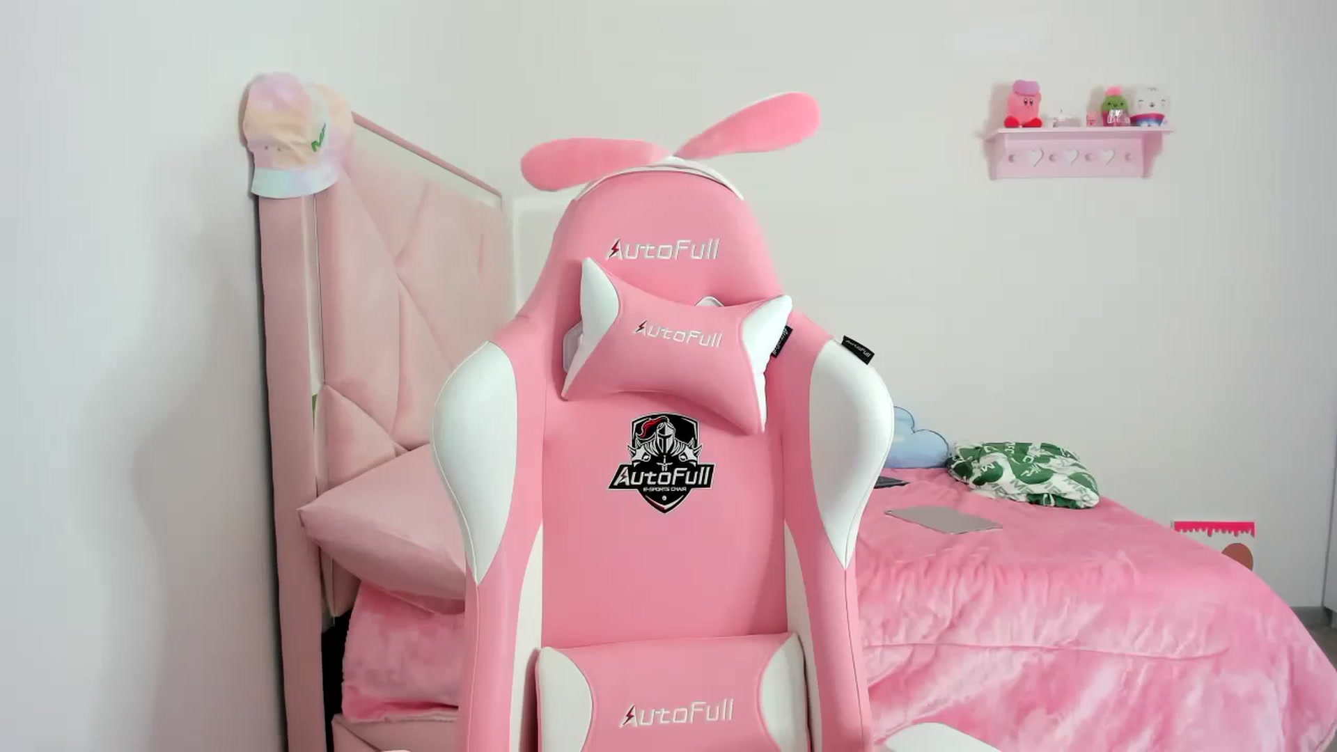 Gallery image thumbnail from Cherrycute666's myfreecams stream on, 12/17/2023, 10:36 image 12 of 20