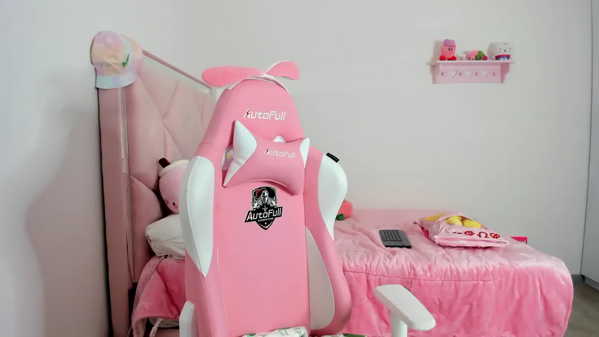 Gallery image thumbnail from Cherrycute666's myfreecams stream on, 12/19/2023, 04:07 image 8 of 20