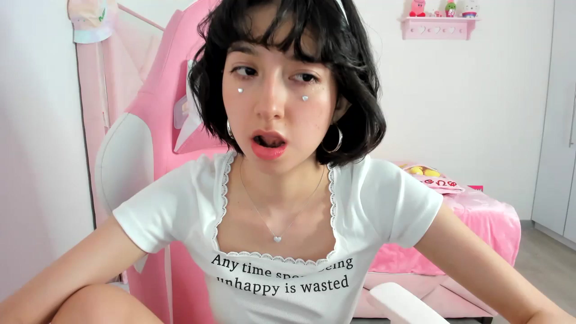 Gallery image thumbnail from Cherrycute666's myfreecams stream on, 12/19/2023, 08:22 image 1 of 20